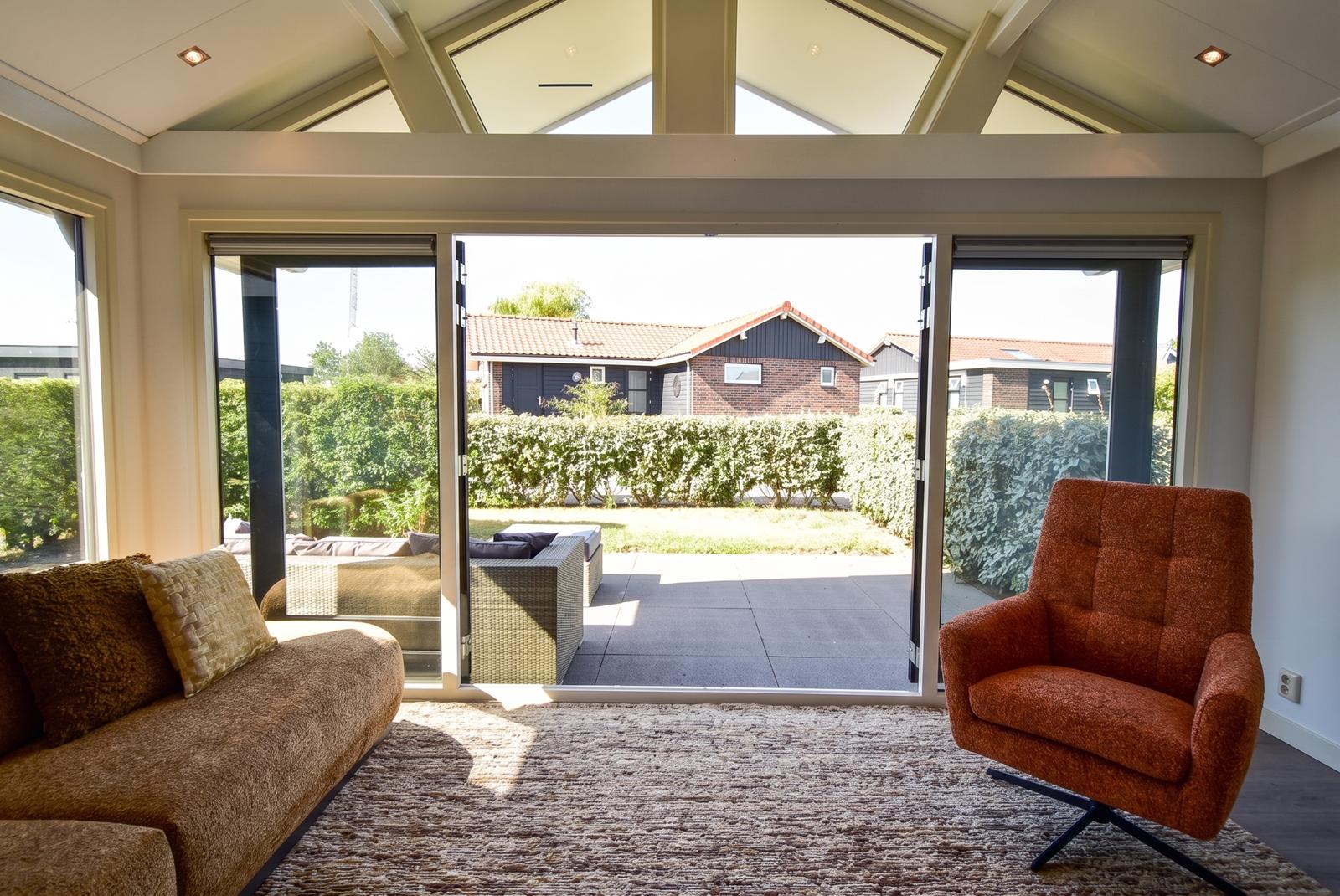 kopen-vakantiewoning-kattendijke-woonkamer-zithoek-tuindeuren-recreatieadviseurs-vakantiehuistekoop-nl.jpg.jpeg