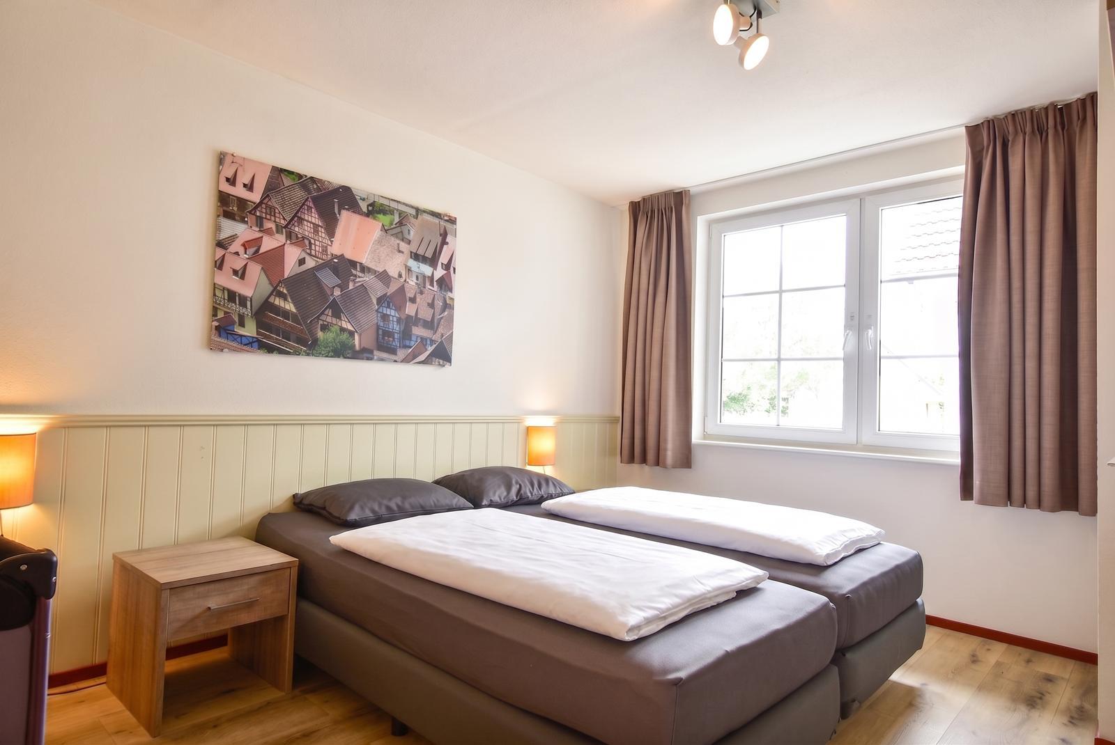 kopen-vrijstaande-vakantiewoning-cochem-hoofdslaapkamer-tweepersoonsbed-recreatieadviseurs-vakantiehuistekoop-nl.webp.jpg