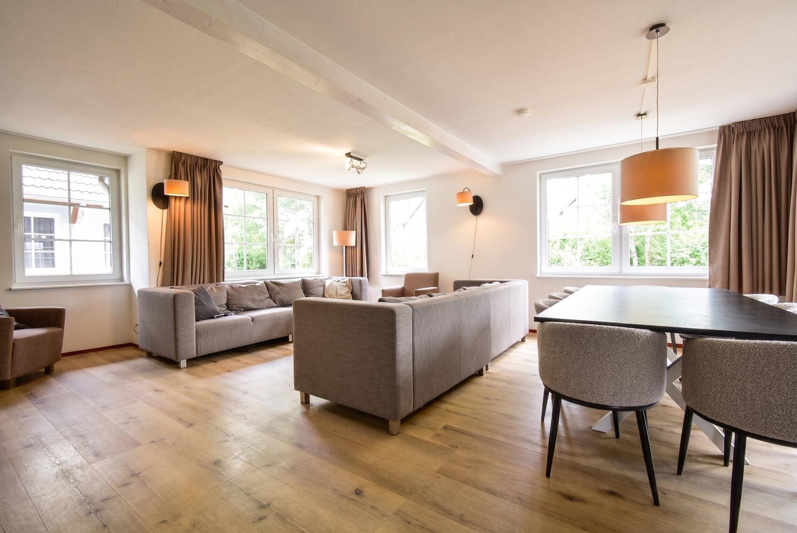 kopen-vrijstaande-vakantiewoning-cochem-woonkamer-zithoek-eethoek-recreatieadviseurs-vakantiehuistekoop-nl.webp.jpg