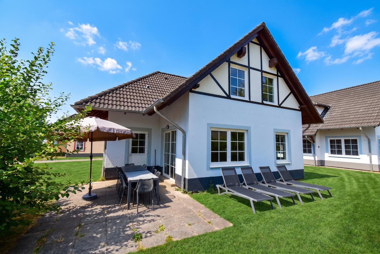 kopen-vrijstaande-vakantiewoning-cochem-exterieur-terras-recreatieadviseurs-vakantiehuistekoop-nl.webp.jpg