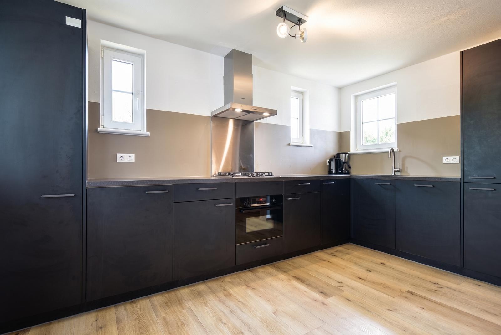 kopen-vrijstaande-vakantiewoning-cochem-moderne-keuken-splinternieuw-recreatieadviseurs-vakantiehuistekoop-nl.webp.jpg