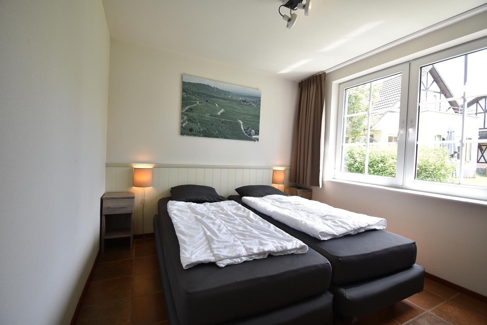 kopen-vrijstaande-vakantiewoning-cochem-slaapkamer-1-begane-grond-boxspring-recreatieadviseurs-vakantiehuistekoop-nl.jpg.JPG