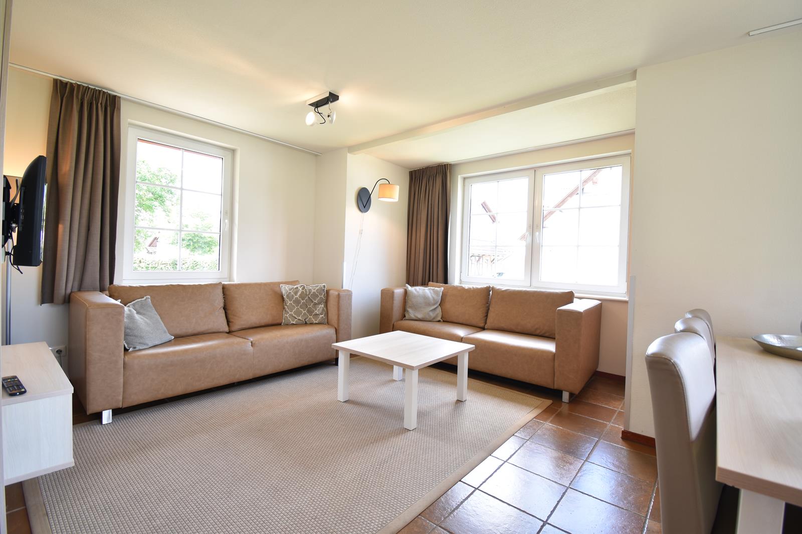 kopen-vrijstaande-vakantiewoning-cochem-woonkamer-zithoek-tegelvloer-recreatieadviseurs-vakantiehuistekoop-nl.jpg.JPG