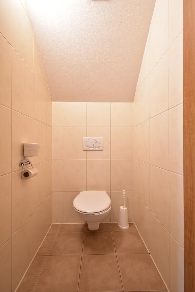 kopen-vrijstaande-vakantiewoning-cochem-toilet-verdiepingsvloer-separaat-tweede-toilet-recreatieadviseurs-vakantiehuistekoop-nl.jpg.JPG