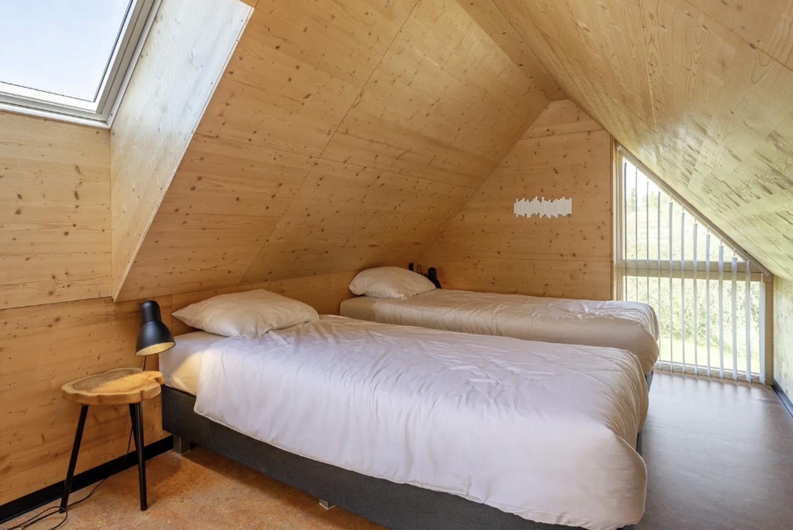 kopen-vrijstaand-eco-tiny-house-ouddorp-slaapkamer-1-vide-duurzaam-hout-recreatieadviseurs-vakantiehuistekoop-nl.webp.jpg