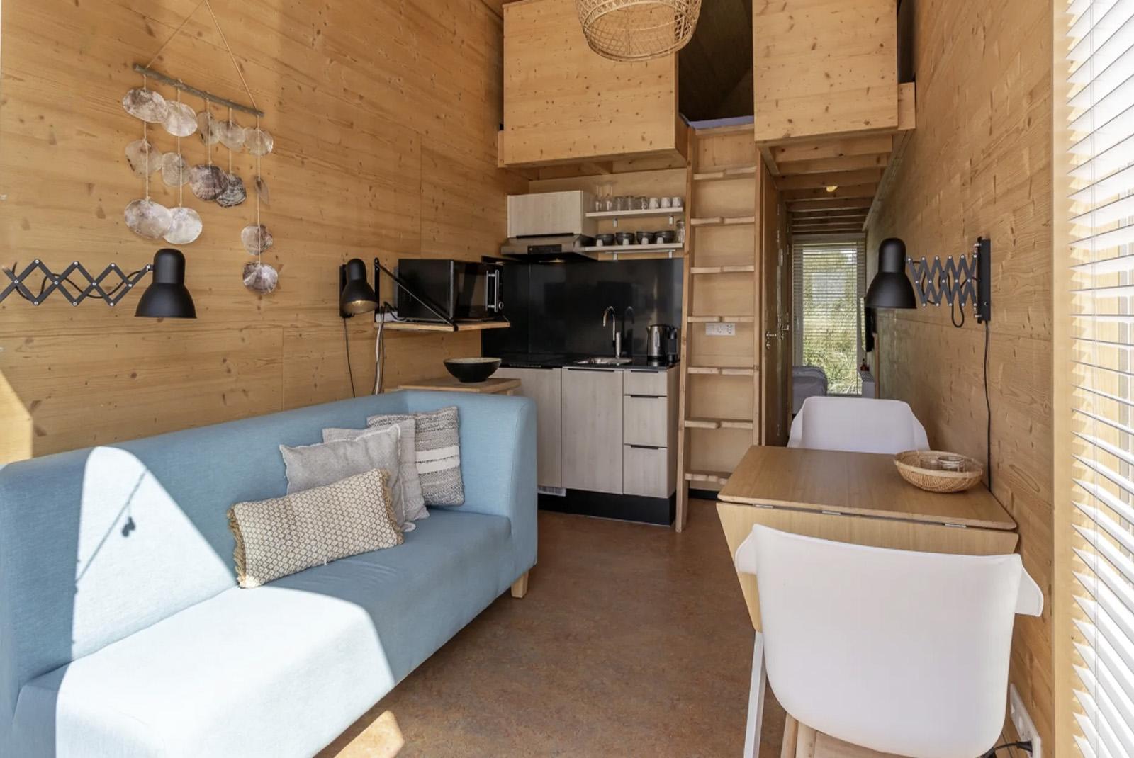 kopen-vrijstaand-eco-tiny-house-ouddorp-woonkamer-interieur-duurzaam-hout-recreatieadviseurs-vakantiehuistekoop-nl.jpg.jpg