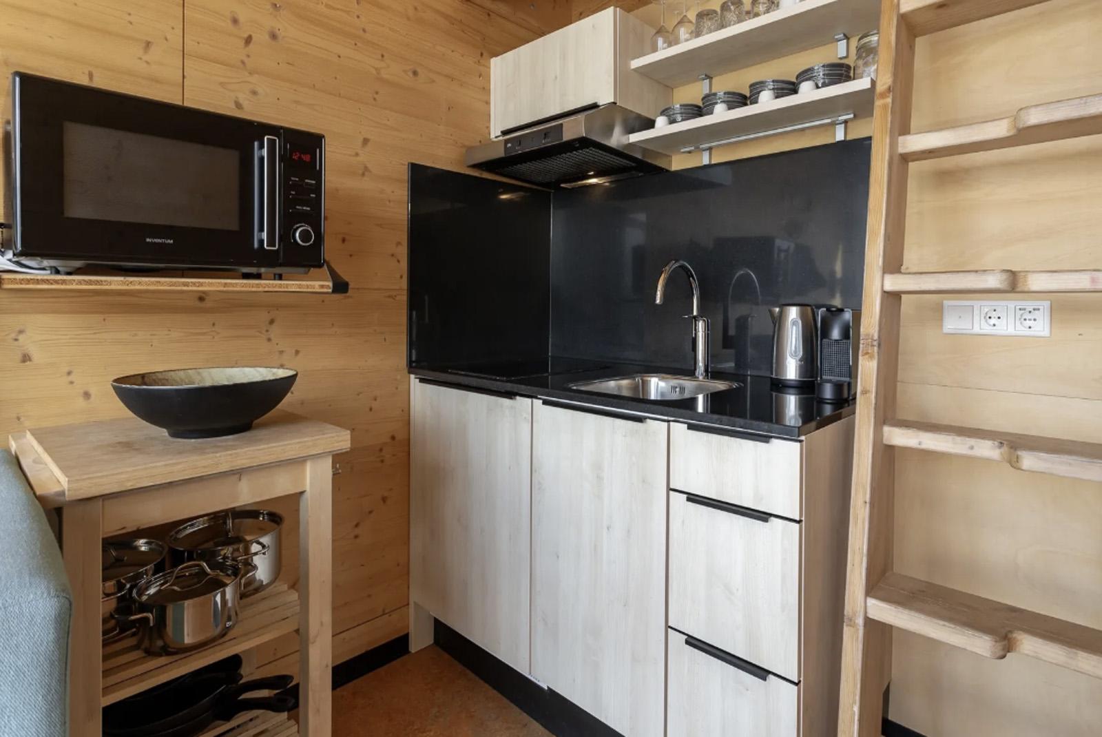 kopen-vrijstaand-eco-tiny-house-ouddorp-keuken-inbouwapparatuur-duurzaam-hout-recreatieadviseurs-vakantiehuistekoop-nl.webp.jpg
