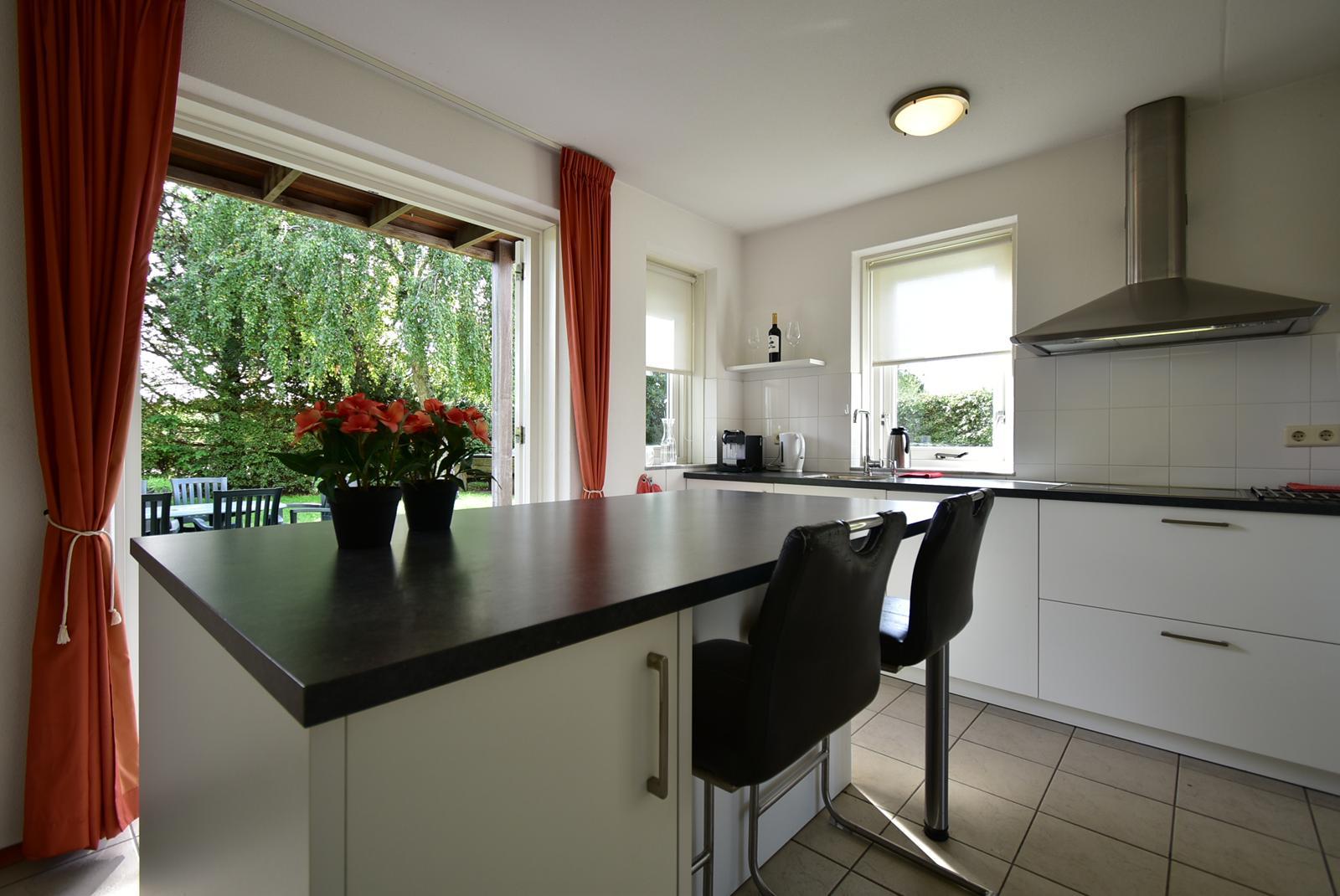 kopen-vrijstaande-vakantiewoning-hellevoetsluis-keuken-kookeiland-ontbijtbar-vakantiehuistekoop-nl-prins-en-prins-makelaardij.jpg.jpg