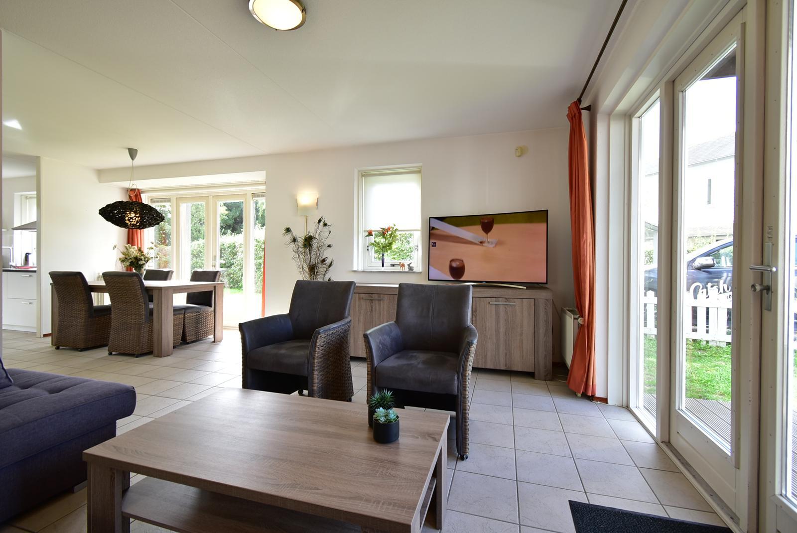 kopen-vrijstaande-vakantiewoning-hellevoetsluis-woonkamer-zithoek-eethoek-vakantiehuistekoop-nl-prins-en-prins-makelaardij.jpg.jpg