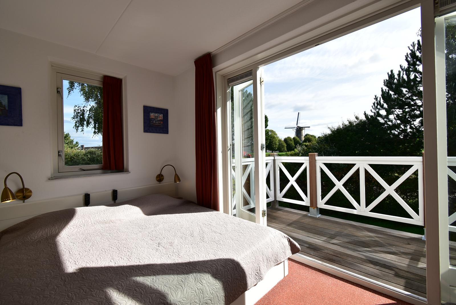 kopen-vrijstaande-vakantiewoning-hellevoetsluis-slaapkamer-balkon-molenzicht-vakantiehuistekoop-nl-prins-en-prins-makelaardij.jpg.jpg