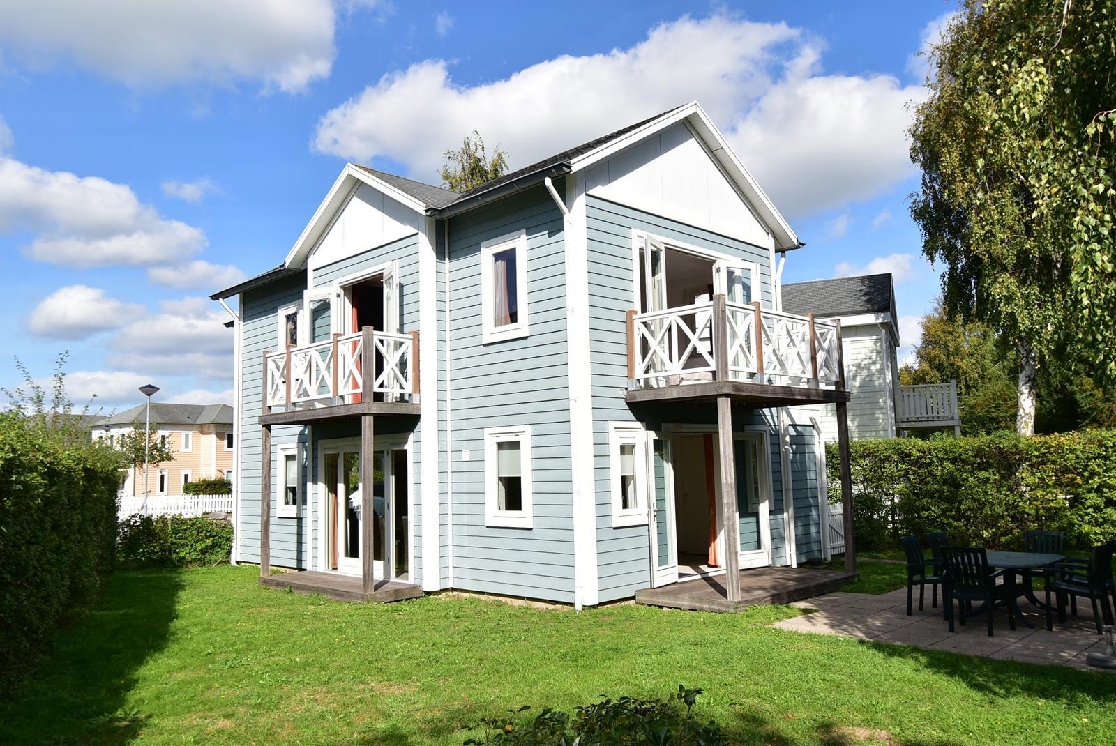 kopen-vrijstaande-vakantiewoning-hellevoetsluis-exterieur-voorgevel-balkon-tuin-vakantiehuistekoop-nl.jpg.jpg