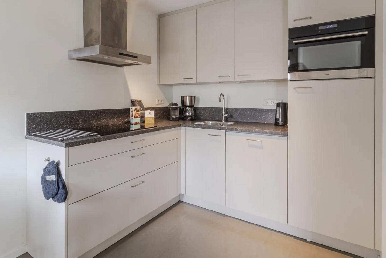 kopen-vakantiewoning-geschakeld-noordwijkerhout-keuken-inbouwapparatuur-combi-oven-vakantiehuistekoop-nl-prins-en-prins-makelaardij.jpg.jpg
