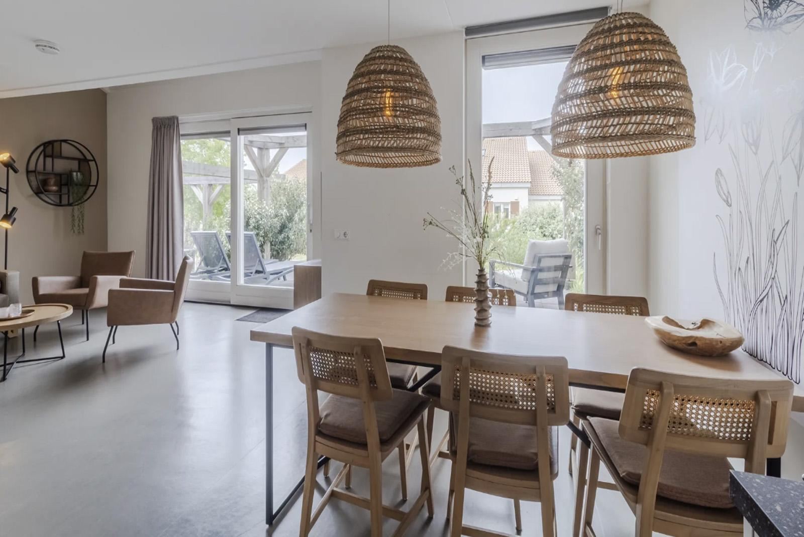 kopen-vakantiewoning-geschakeld-noordwijkerhout-woonkamer-eethoek-lichtinval-vakantiehuistekoop-nl-prins-en-prins-makelaardij.jpg.jpg