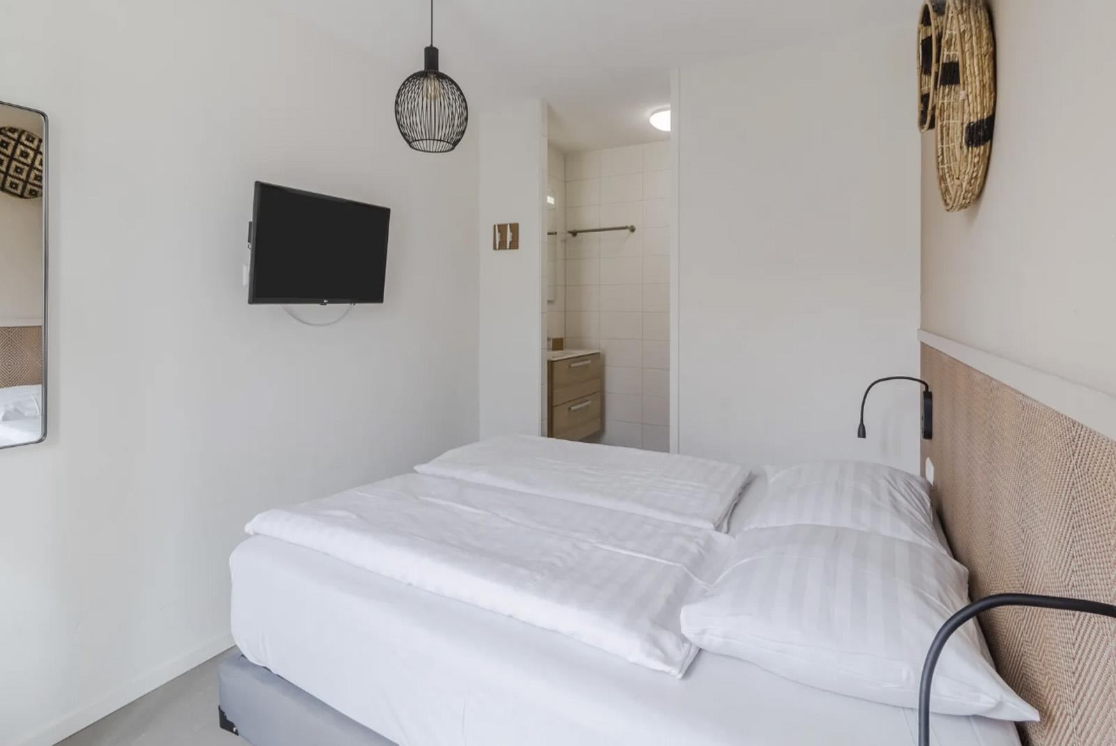 kopen-vakantiewoning-geschakeld-noordwijkerhout-slaapkamer-begane-grond-ensuite-badkamer-vakantiehuistekoop-nl-prins-en-prins-makelaardij.jpg.jpg