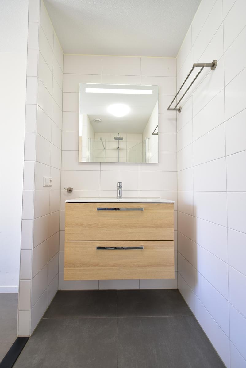 kopen-geschakelde-vakantiewoning-noordwijkerhout-ensuite-badkamer-1-inloopdouche-recreatieadviseurs-vakantiehuistekoop-nl.jpg2.JPG