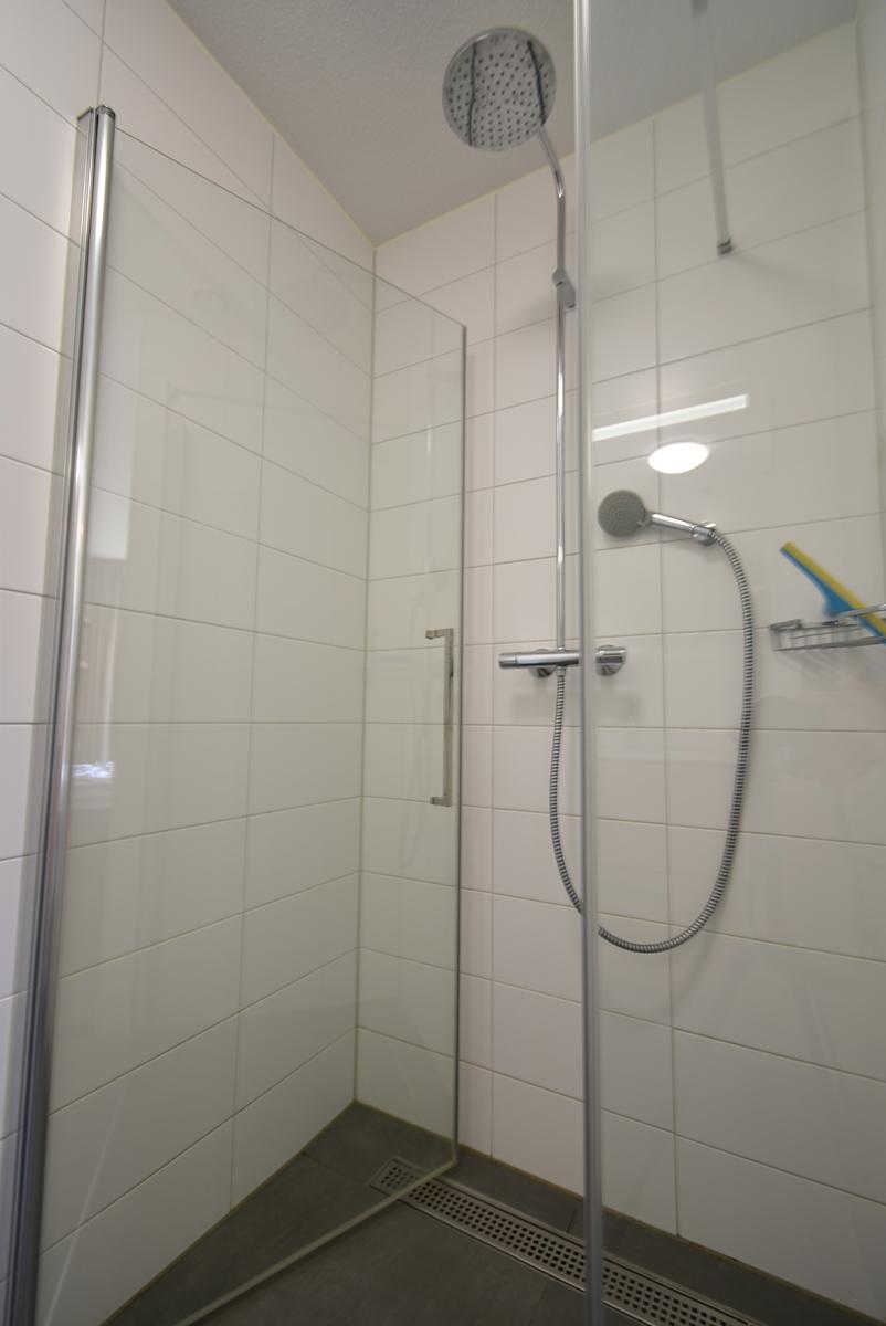 kopen-geschakelde-vakantiewoning-noordwijkerhout-ensuite-badkamer-1-inloopdouche-recreatieadviseurs-vakantiehuistekoop-nl.jpg1.JPG