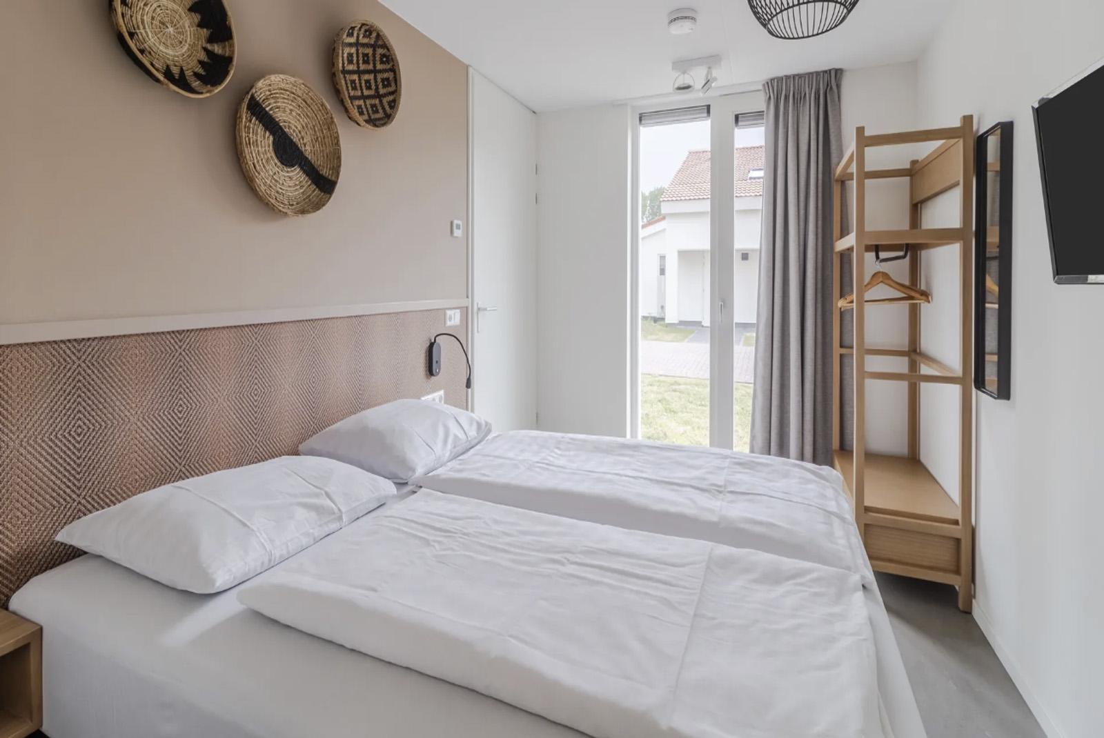 kopen-geschakelde-tussenwoning-noordwijkerhout-slaapkamer-begane-grond-tweepersoonsbed-recreatieadviseurs-vakantiehuistekoop-nl.webp.jpg