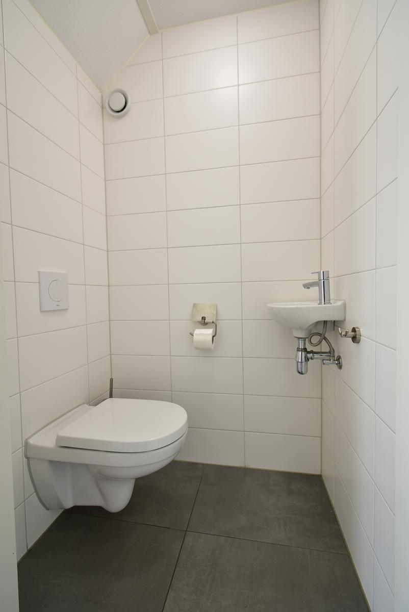 kopen-geschakelde-vakantiewoning-noordwijkerhout-toilet-begane-grond-wandcloset-fonteintje-recreatieadviseurs-vakantiehuistekoop-nl.jpg.JPG