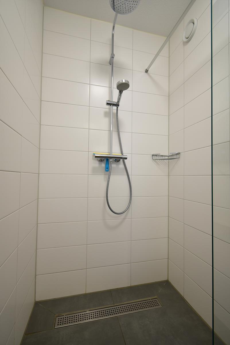 kopen-geschakelde-vakantiewoning-noordwijkerhout-ensuite-badkamer-2-inloopdouche-recreatieadviseurs-vakantiehuistekoop-nl.jpg2.JPG