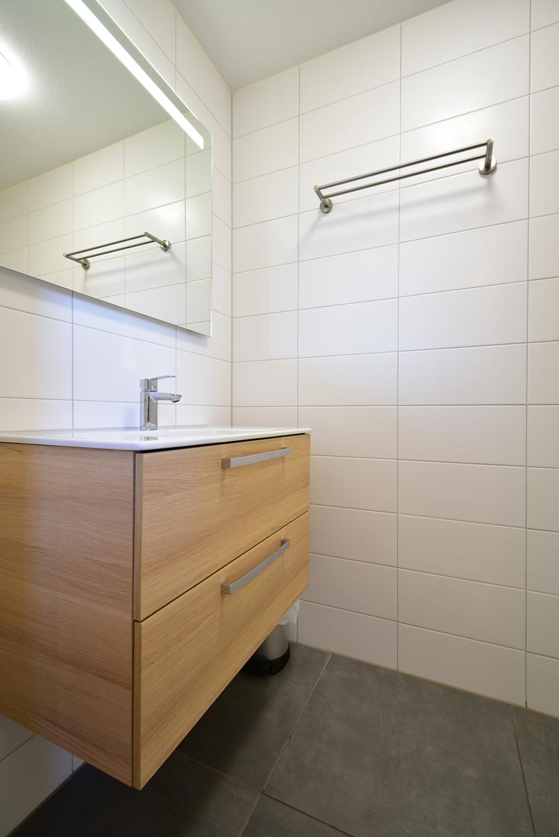 kopen-geschakelde-vakantiewoning-noordwijkerhout-ensuite-badkamer-2-inloopdouche-recreatieadviseurs-vakantiehuistekoop-nl.jpg.JPG