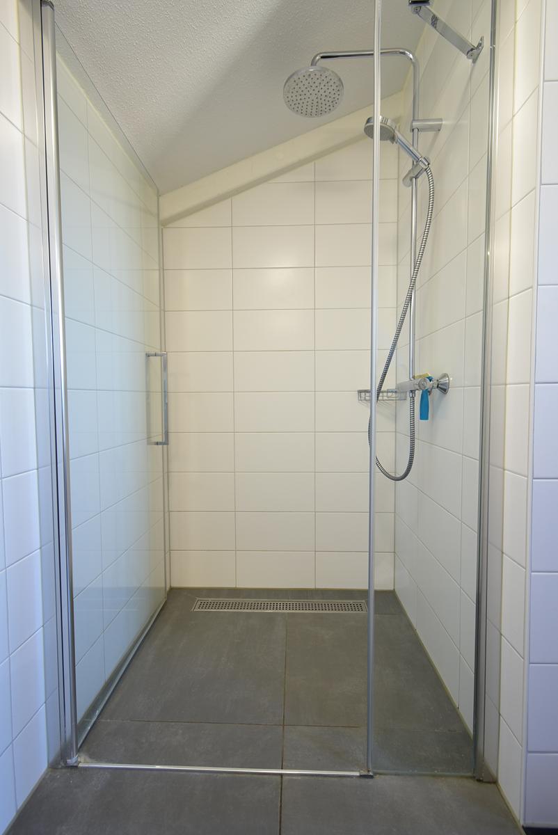 kopen-geschakelde-vakantiewoning-noordwijkerhout-ensuite-badkamer-3-inloopdouche-recreatieadviseurs-vakantiehuistekoop-nl.jpg1.JPG