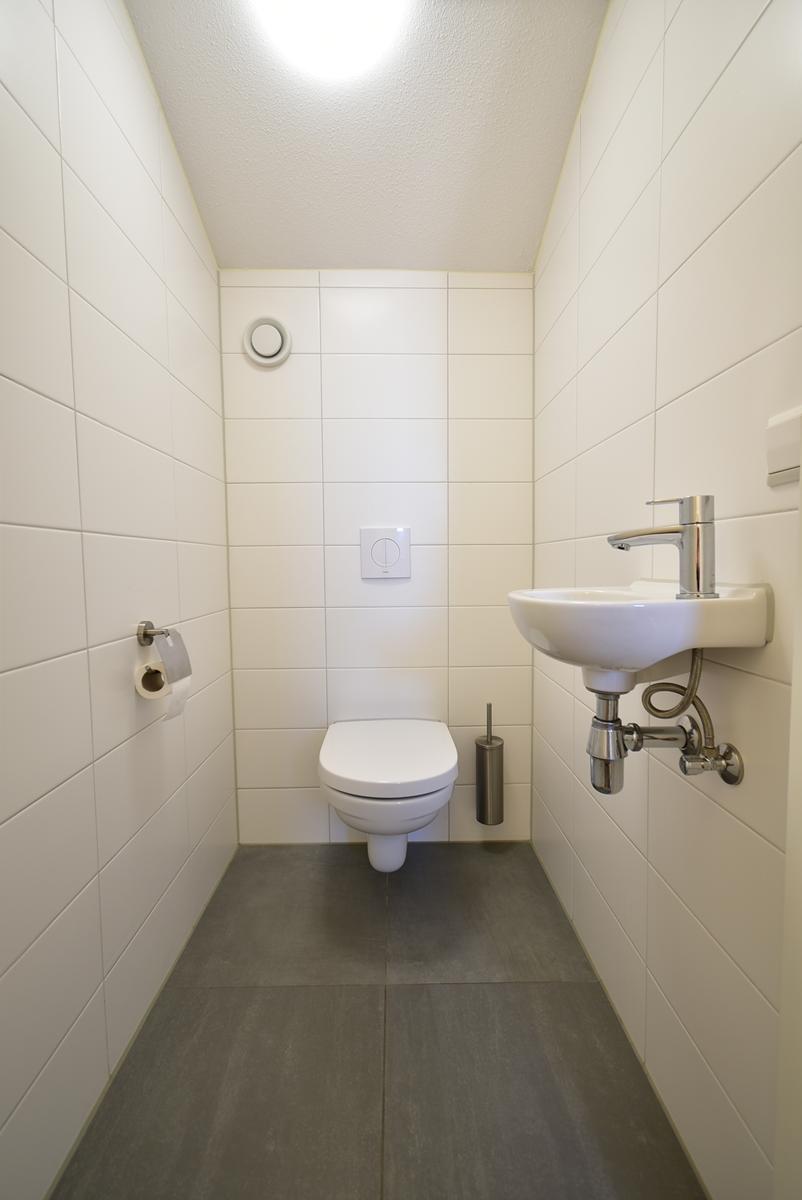 kopen-geschakelde-vakantiewoning-noordwijkerhout-toilet-eerste-verdieping-wandcloset-fonteintje-recreatieadviseurs-vakantiehuistekoop-nl.jpg.JPG