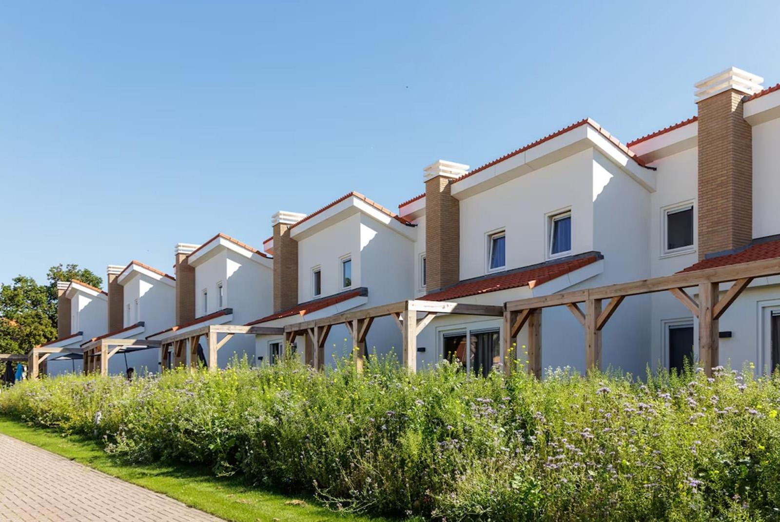 kopen-geschakelde-tussenwoning-noordwijkerhout-voorgevel-gasloos-2023-recreatieadviseurs-vakantiehuistekoop-nl.webp.jpg