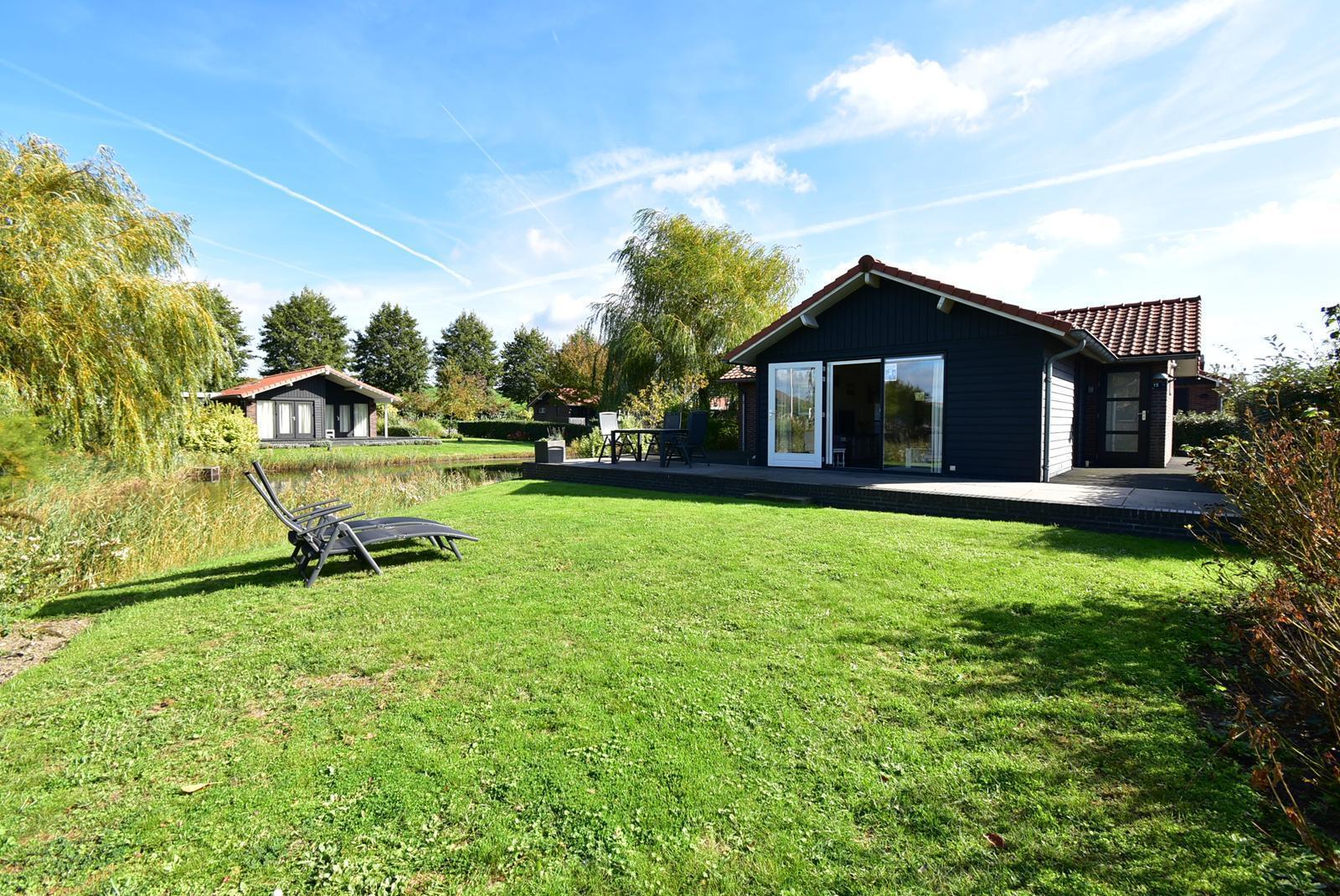 kopen-vrijstaand-vakantiehuis-kattendijke-exterieur-tuin-aan-water-prins-en-prins-makelaardij-vakantiehuistekoop-nl.jpg.jpg