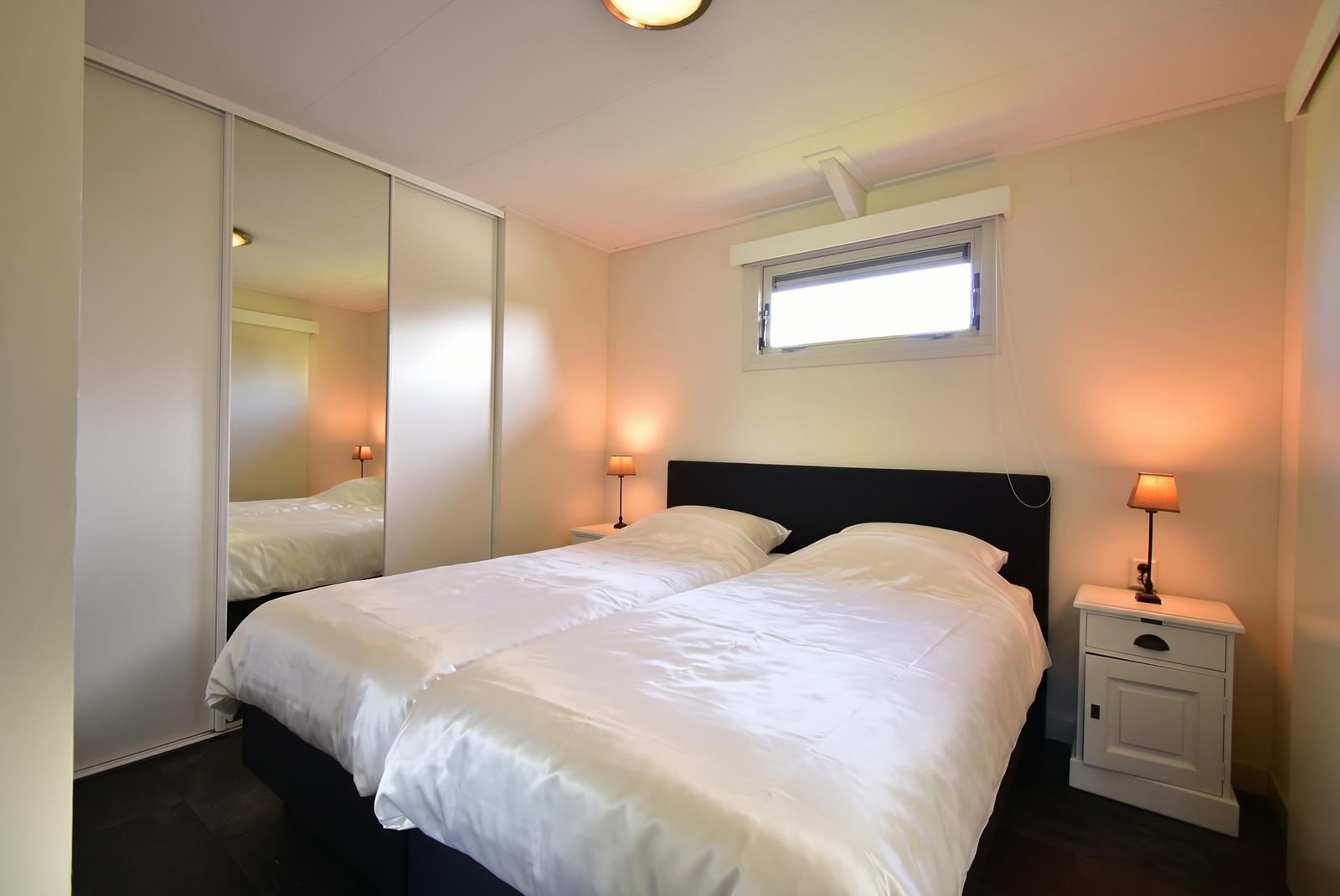 kopen-vrijstaand-vakantiehuis-kattendijke-tuin-aan-water-ligstoelen-vakantiehuistekoop-nl.jpg020.jpg