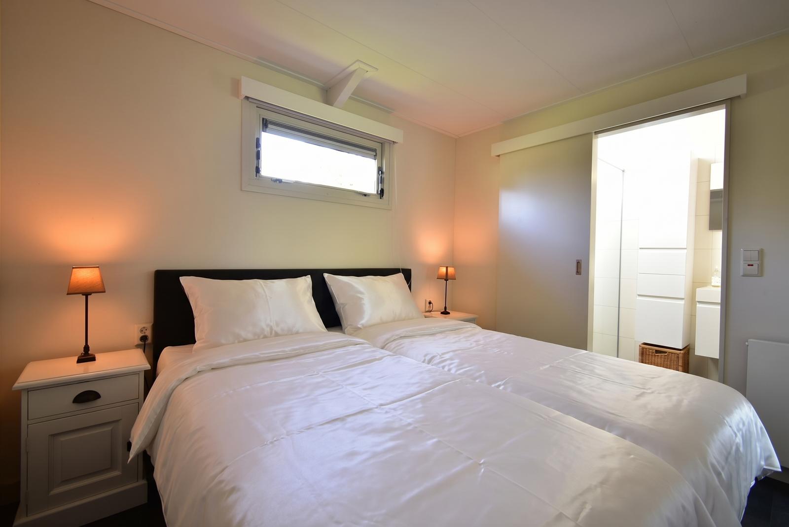 kopen-vrijstaand-vakantiehuis-kattendijke-slaapkamer-1-badkamer-ensuite-prins-en-prins-makelaardij-vakantiehuistekoop-nl.jpg.jpg