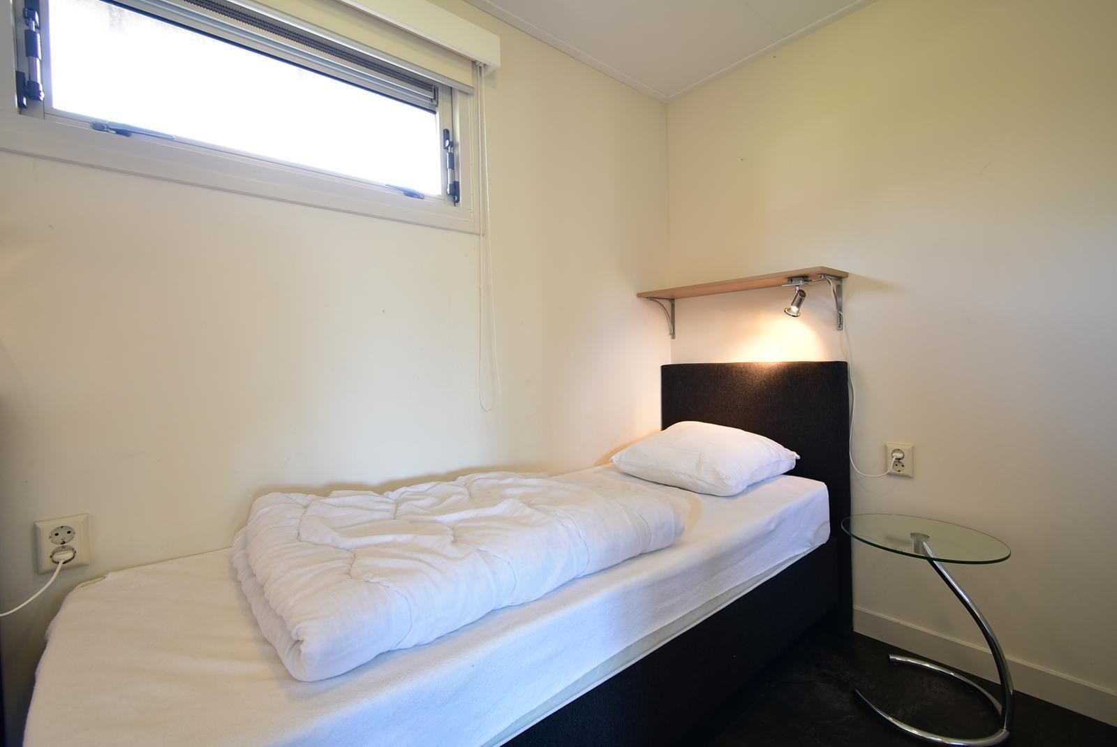kopen-vrijstaand-vakantiehuis-kattendijke-tuin-aan-water-ligstoelen-vakantiehuistekoop-nl.jpg025.jpg