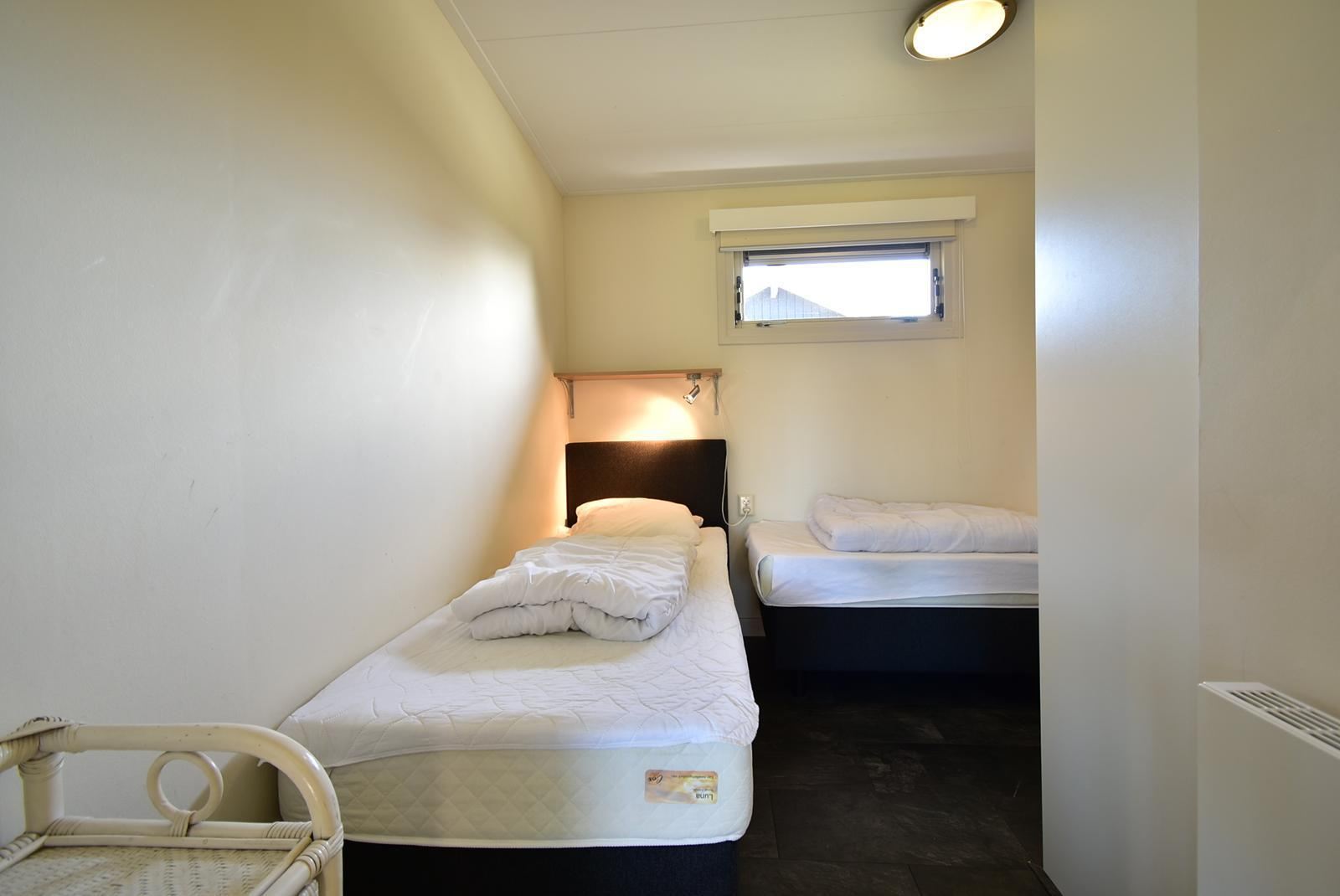 kopen-vrijstaand-vakantiehuis-kattendijke-tuin-aan-water-ligstoelen-vakantiehuistekoop-nl.jpg024.jpg