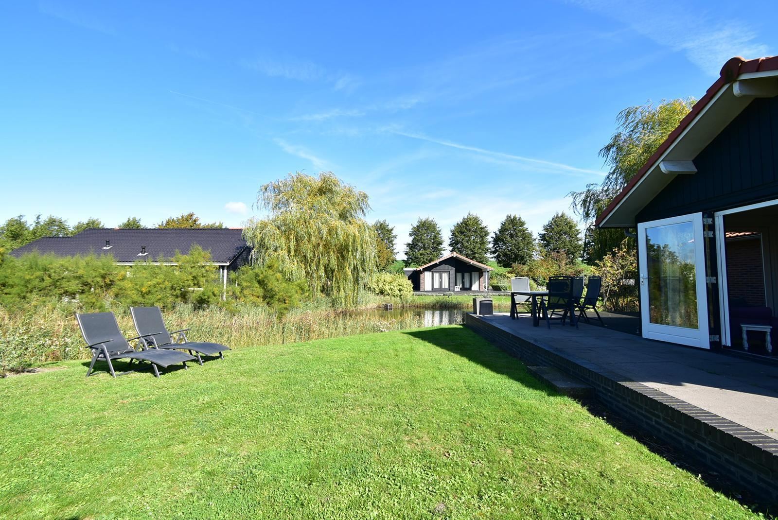 kopen-vrijstaand-vakantiehuis-kattendijke-tuin-aan-water-ligstoelen-vakantiehuistekoop-nl.jpg008.jpg