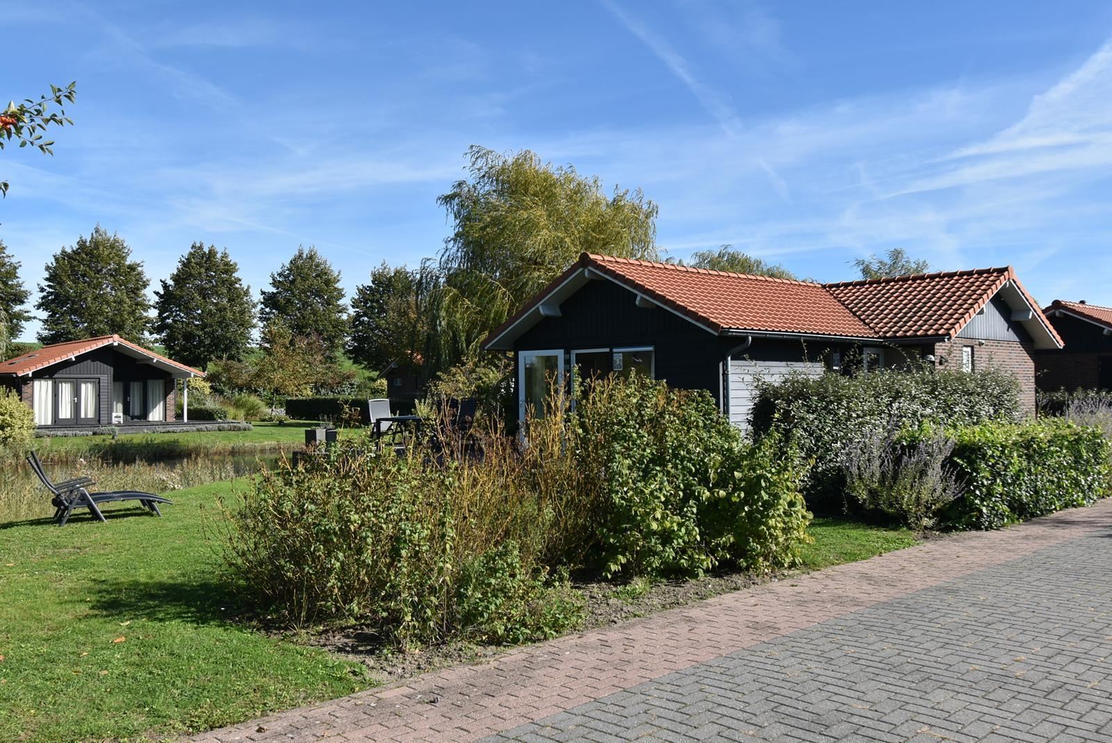 kopen-vrijstaand-vakantiehuis-kattendijke-tuin-aan-water-ligstoelen-vakantiehuistekoop-nl.jpg003.jpg