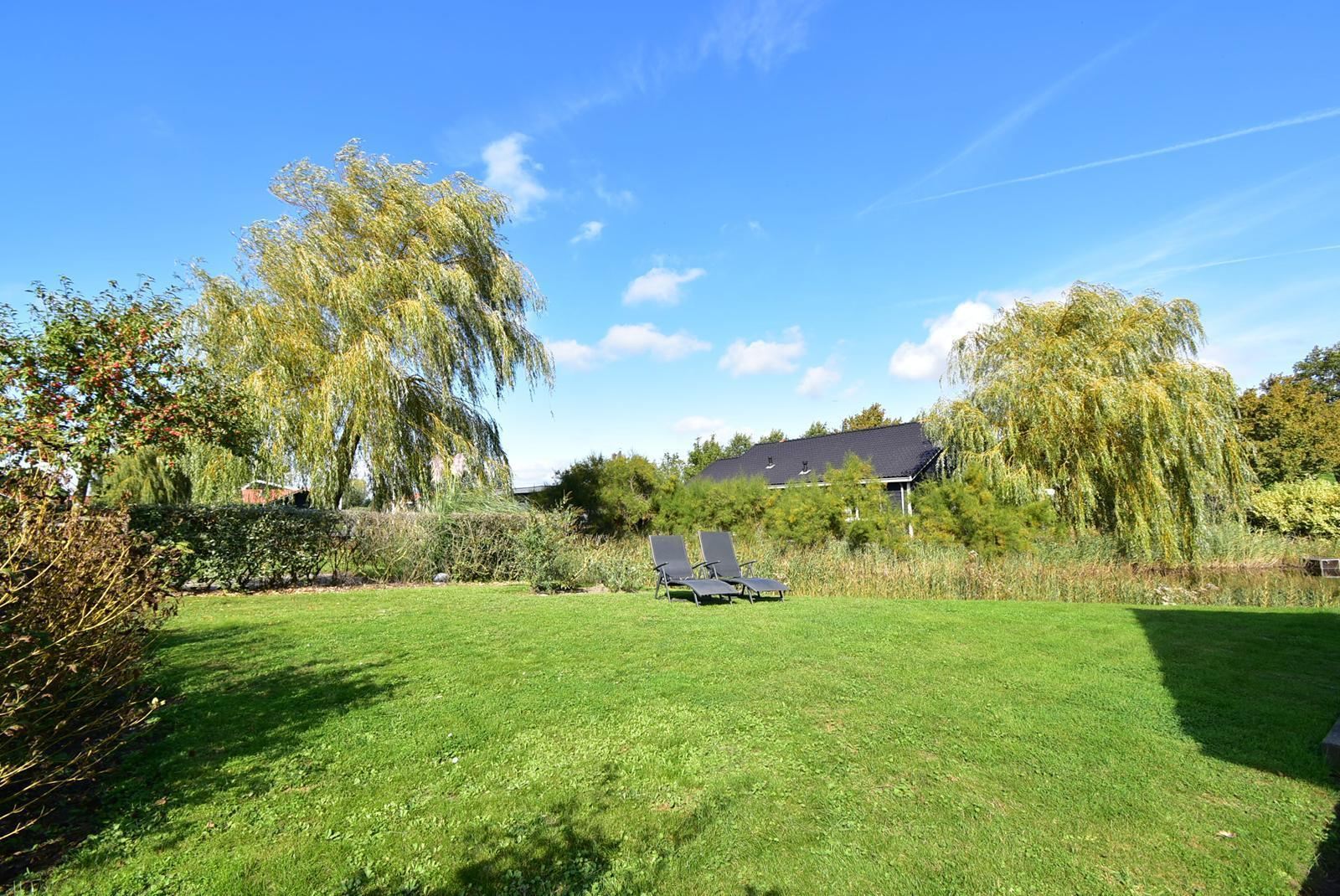 kopen-vrijstaand-vakantiehuis-kattendijke-tuin-aan-water-ligstoelen-vakantiehuistekoop-nl.jpg009.jpg