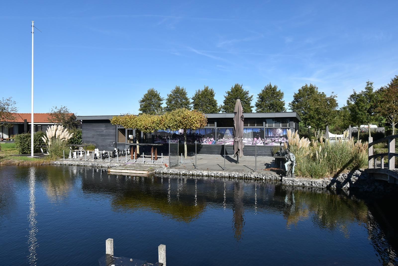 kopen-vrijstaand-vakantiehuis-kattendijke-tuin-aan-water-ligstoelen-vakantiehuistekoop-nl.jpg029.jpg