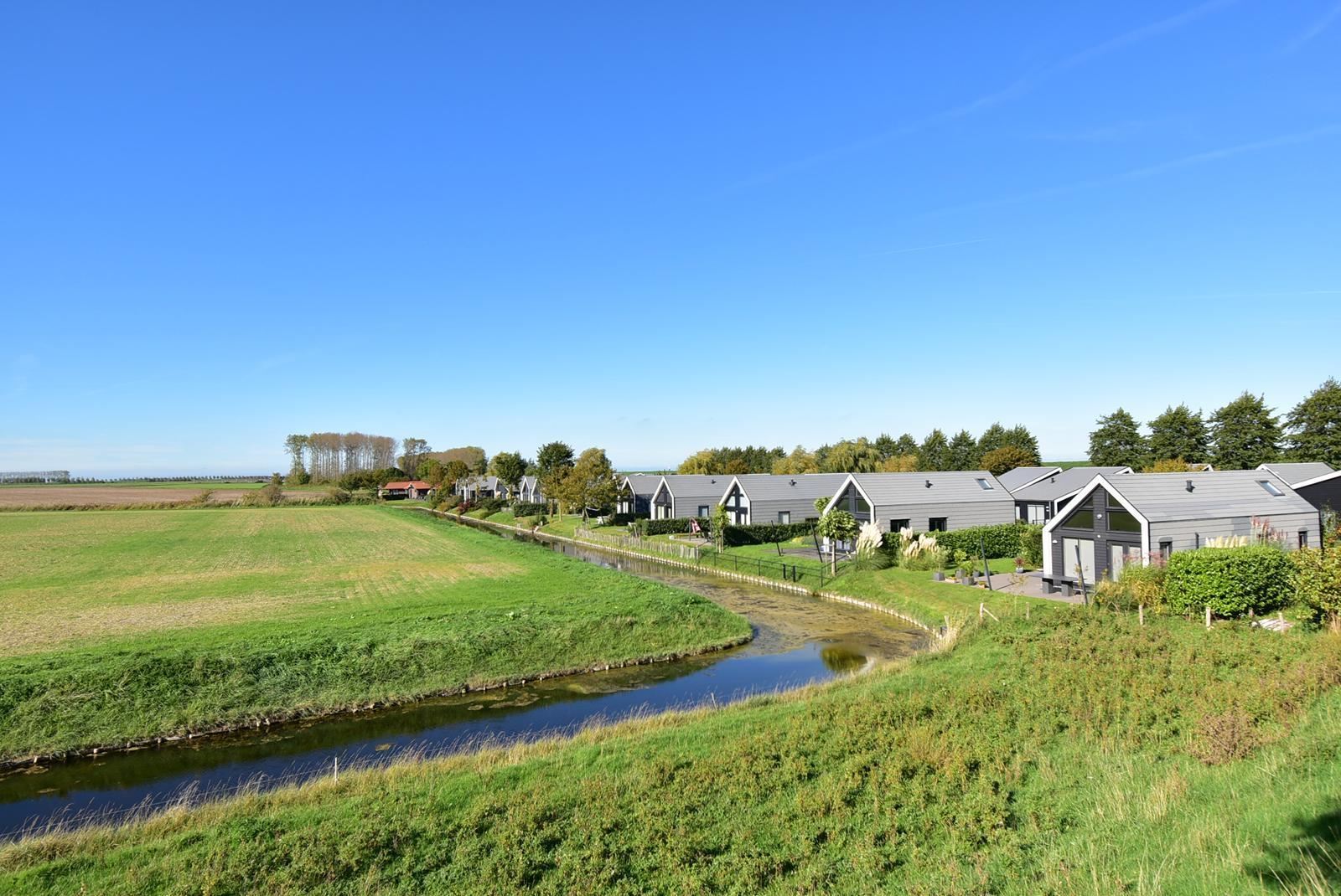 kopen-vrijstaand-vakantiehuis-kattendijke-tuin-aan-water-ligstoelen-vakantiehuistekoop-nl.jpg032.jpg
