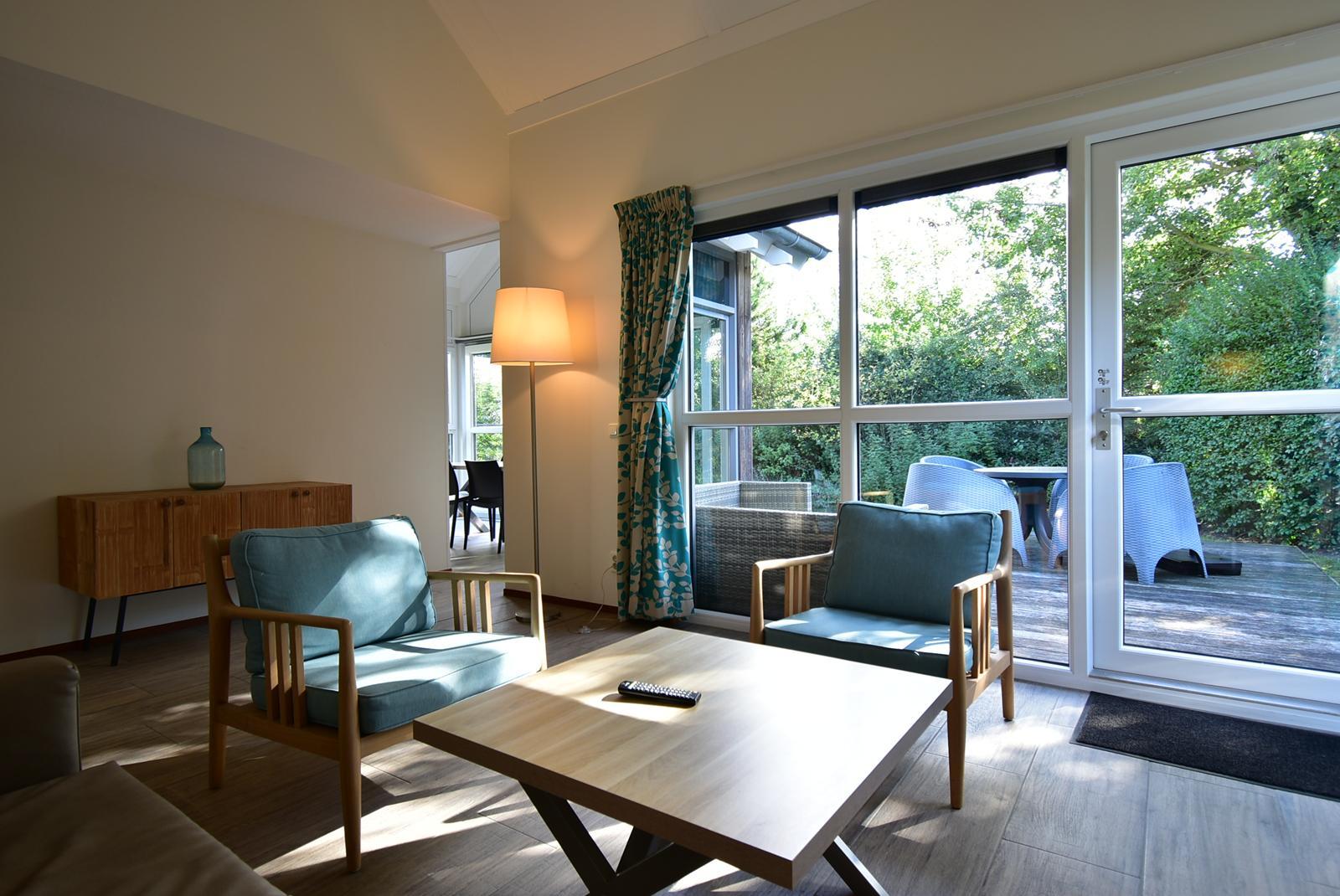 kopen-vrijstaande-vakantiewoning-ouddorp-woonkamer-lichtinval-vakantiehuistekoop-nl-prins-en-prins-makelaardij.jpg.jpg