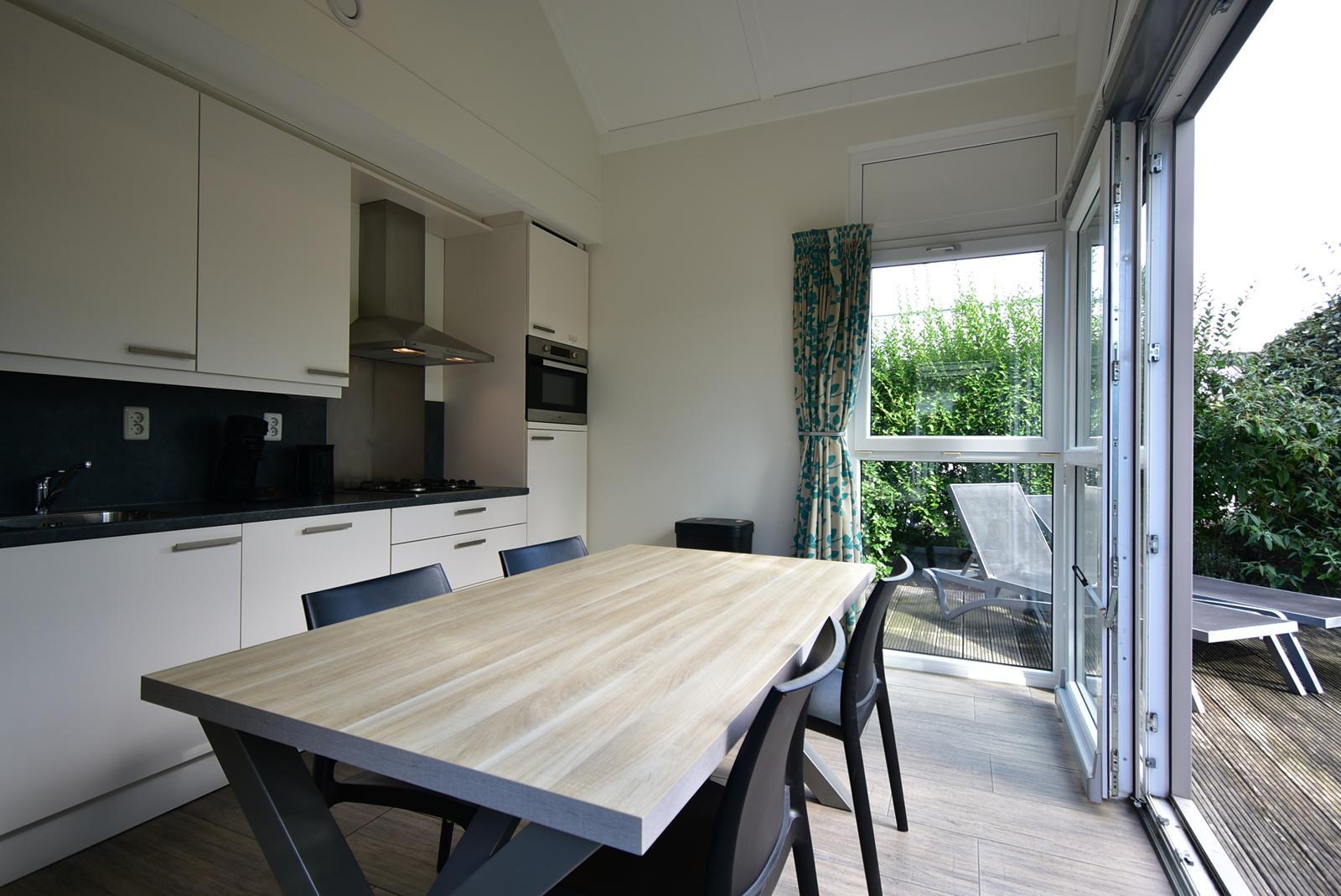 kopen-vrijstaande-vakantiewoning-ouddorp-keuken-eethoek-terrasverbinding-vakantiehuistekoop-nl-prins-en-prins-makelaardij.jpg.jpg