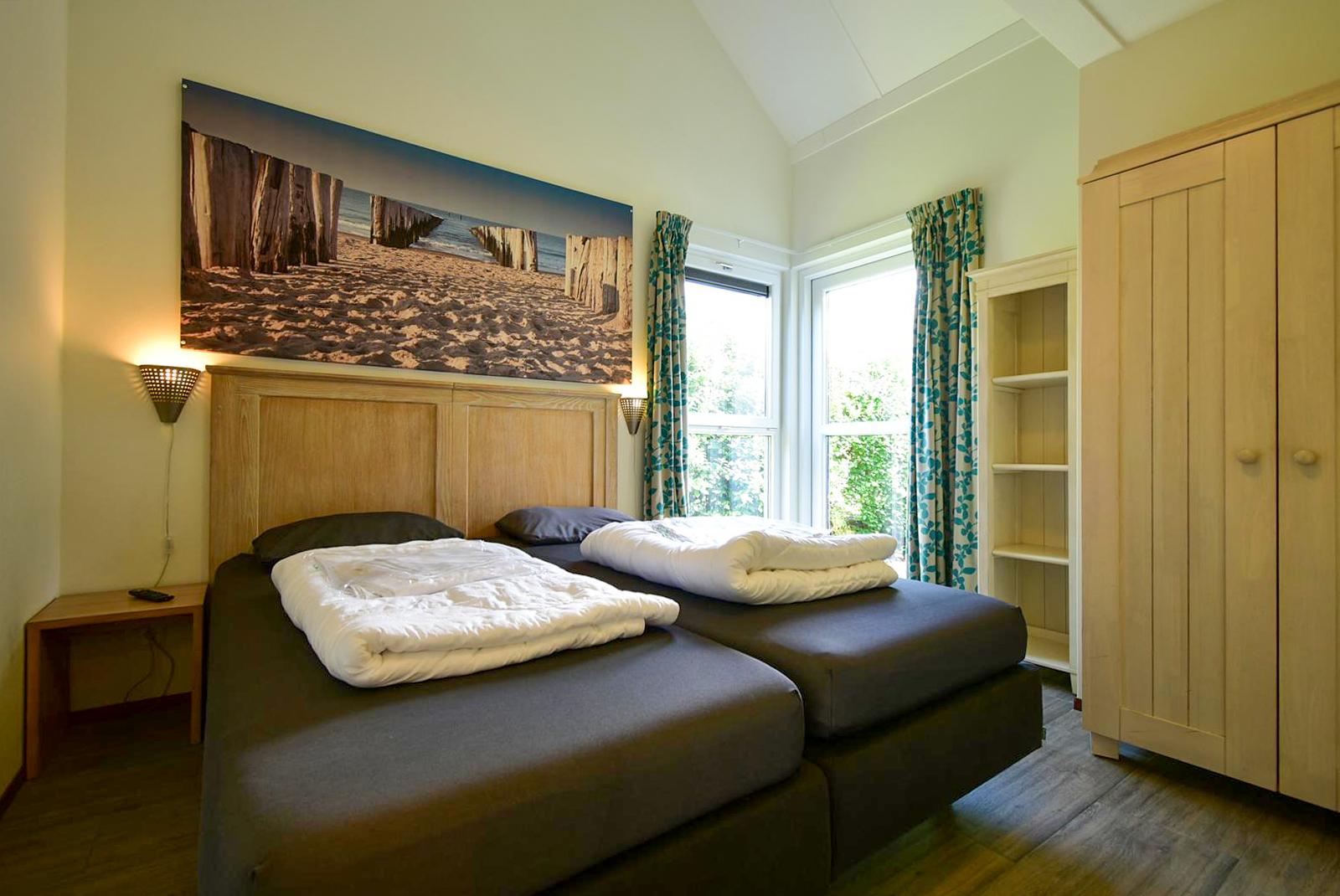 kopen-vrijstaande-vakantiewoning-ouddorp-slaapkamer-tweepersoonsbed-vakantiehuistekoop-nl-prins-en-prins-makelaardij.jpg.jpg