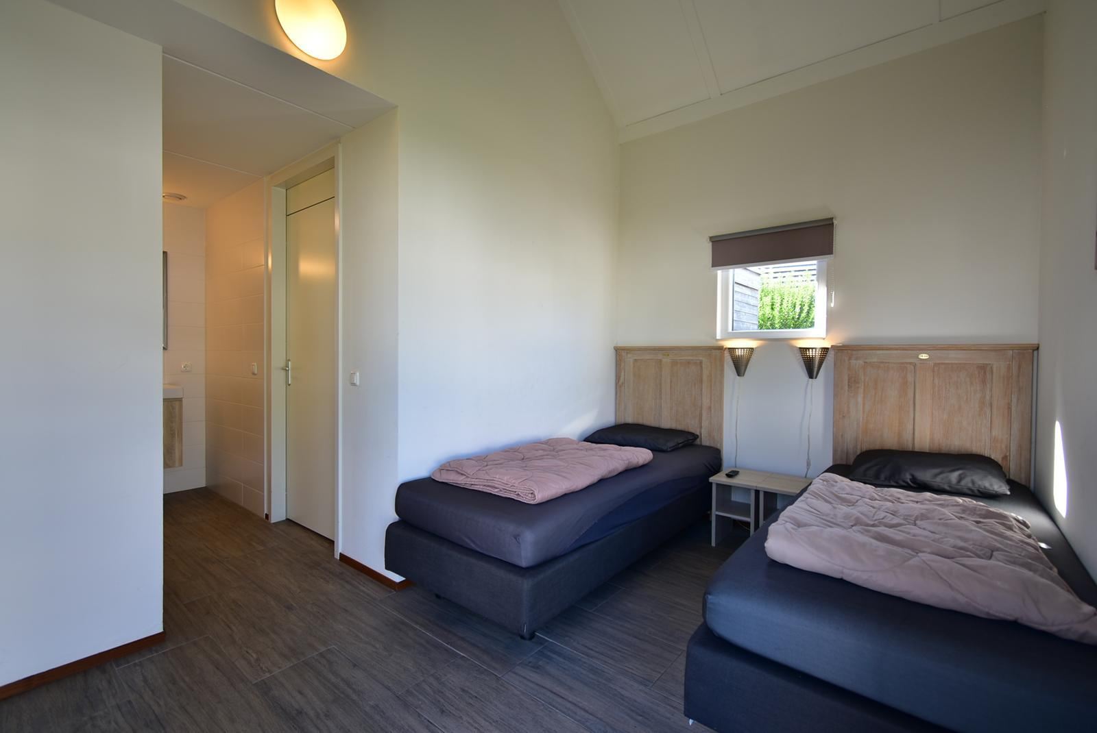 kopen-vrijstaande-vakantiewoning-ouddorp-achterzijde-terras-hoofdfoto-vakantiehuistekoop-nl-prins-en-prins-makelaardij.jpg031.jpg