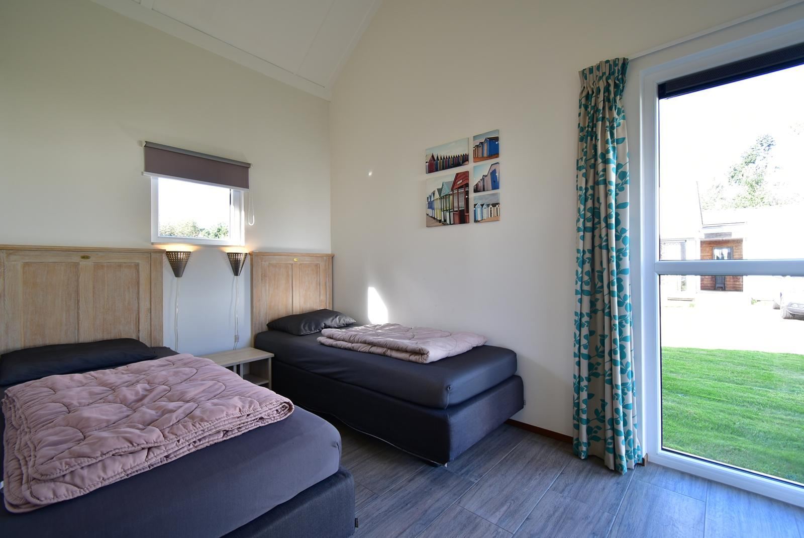 kopen-vrijstaande-vakantiewoning-ouddorp-achterzijde-terras-hoofdfoto-vakantiehuistekoop-nl-prins-en-prins-makelaardij.jpg033.jpg
