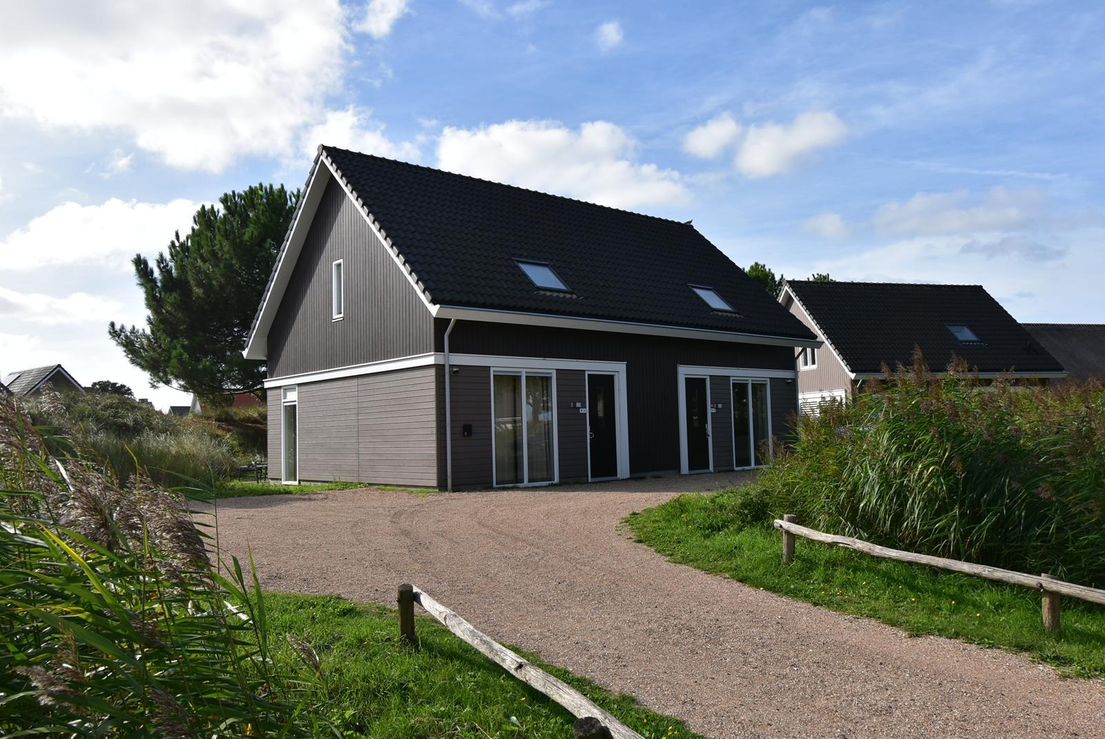kopen-twee-onder-een-kap-ouddorp-exterieur-vooraanzicht-duinligging-vakantiehuistekoop-nl-prins-en-prins-makelaardij.jpg.jpg