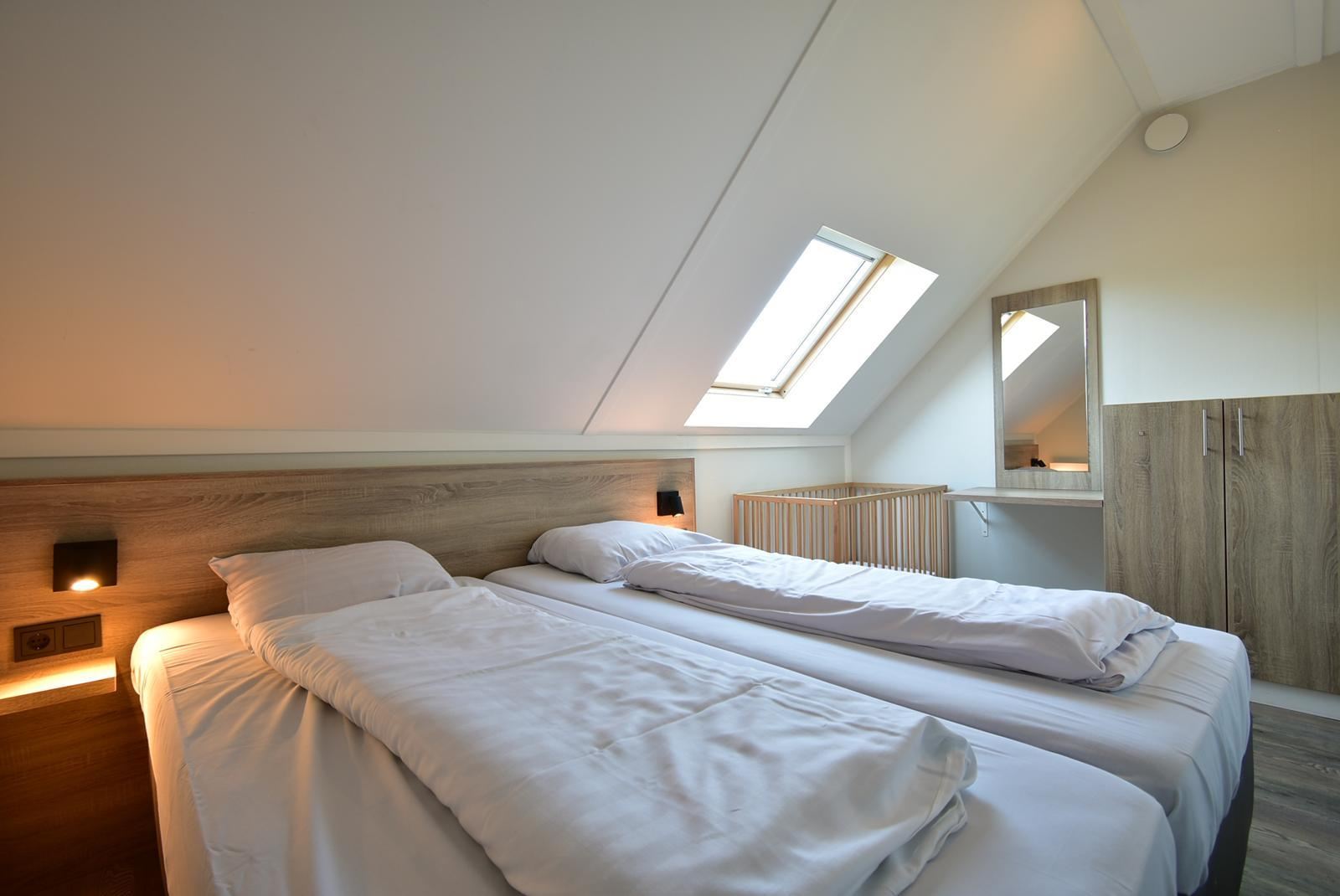 kopen-twee-onder-een-kap-ouddorp-slaapkamer-1-kledingkast-kaptafel-vakantiehuistekoop-nl-prins-en-prins-makelaardij.jpg001.jpg