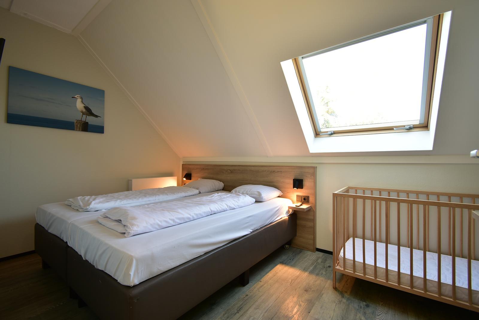 kopen-twee-onder-een-kap-ouddorp-slaapkamer-1-tweepersoonsbed-dakraam-vakantiehuistekoop-nl-prins-en-prins-makelaardij.jpg.jpg