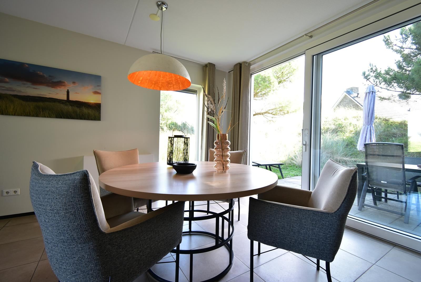 kopen-twee-onder-een-kap-ouddorp-woonkamer-plavuizen-vloerverwarming-vakantiehuistekoop-nl-prins-en-prins-makelaardij.jpg003.jpg