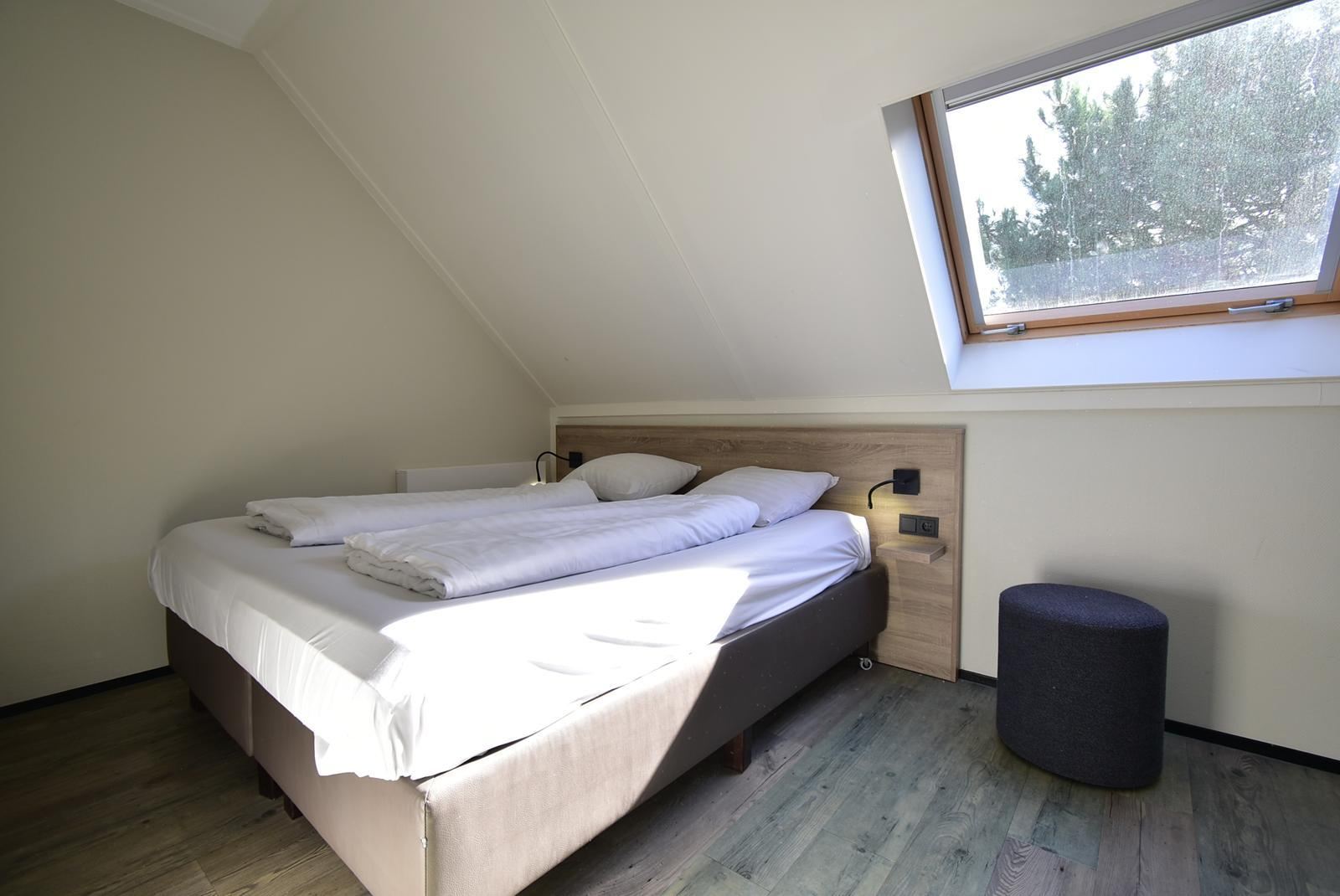 kopen-twee-onder-een-kap-ouddorp-slaapkamer-1-kledingkast-kaptafel-vakantiehuistekoop-nl-prins-en-prins-makelaardij.jpg003.jpg