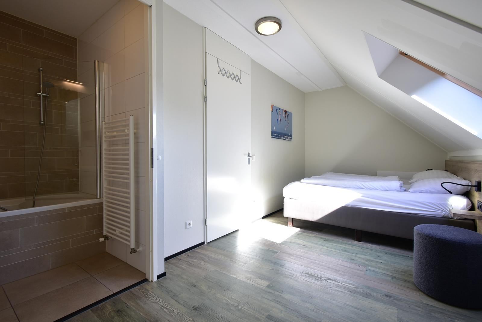 kopen-twee-onder-een-kap-ouddorp-slaapkamer-1-kledingkast-kaptafel-vakantiehuistekoop-nl-prins-en-prins-makelaardij.jpg005.jpg