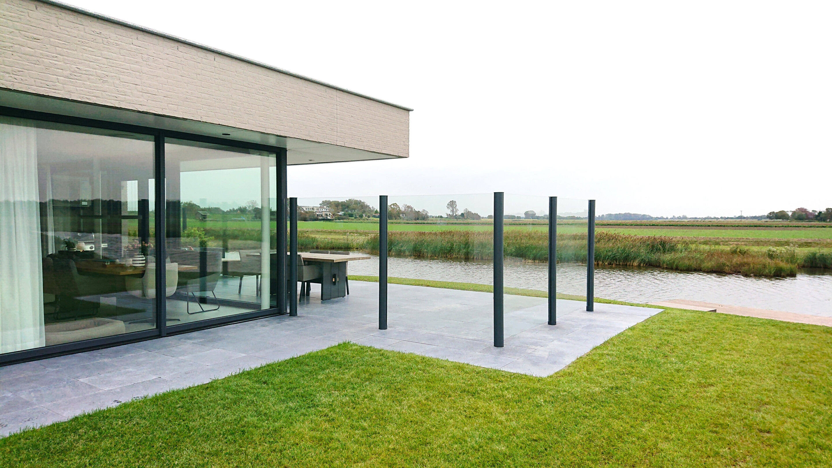 Windscherm op terras luxe villa aan het water