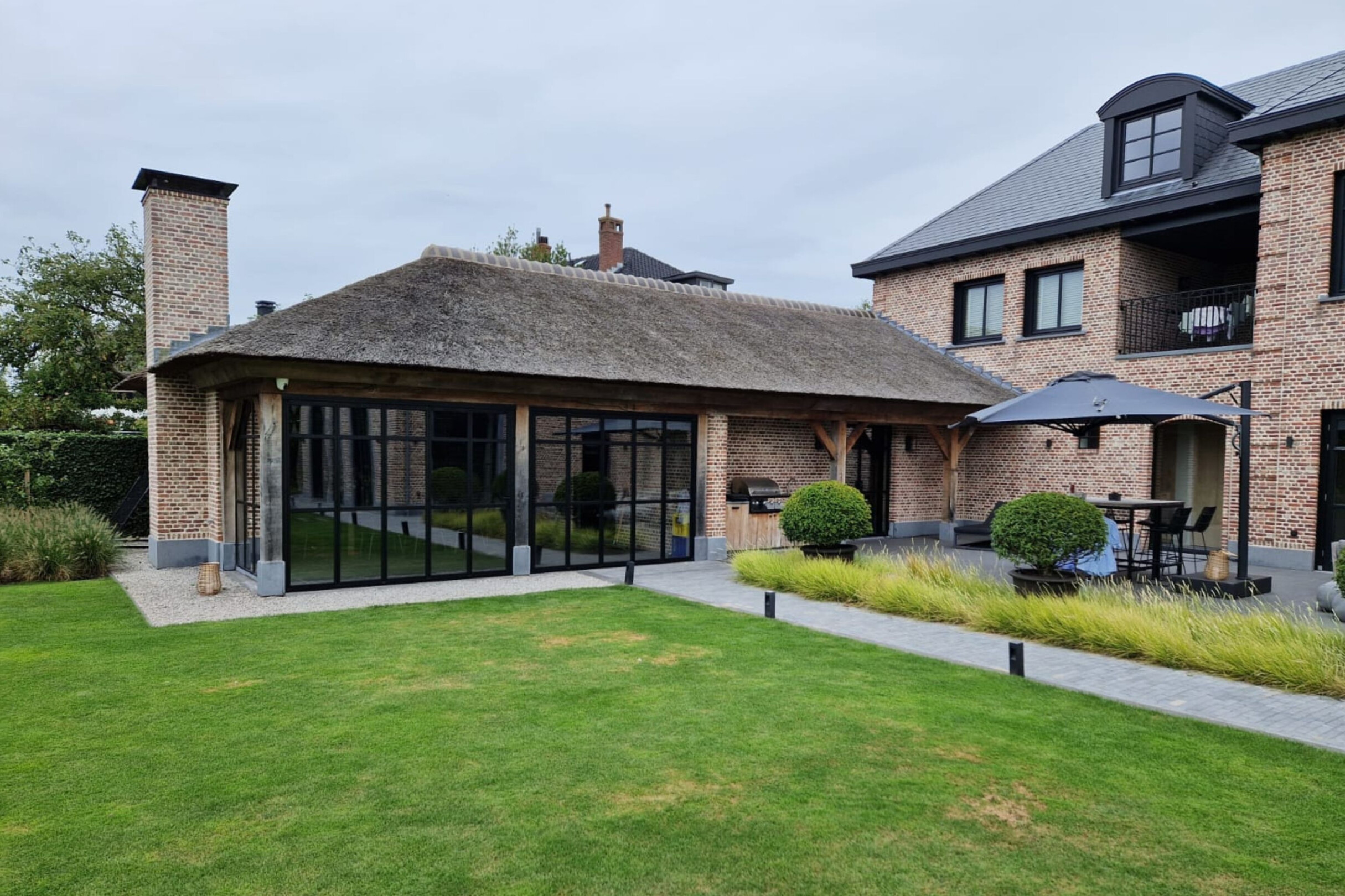 Vouwwand in buitenverblijf met rieten kap